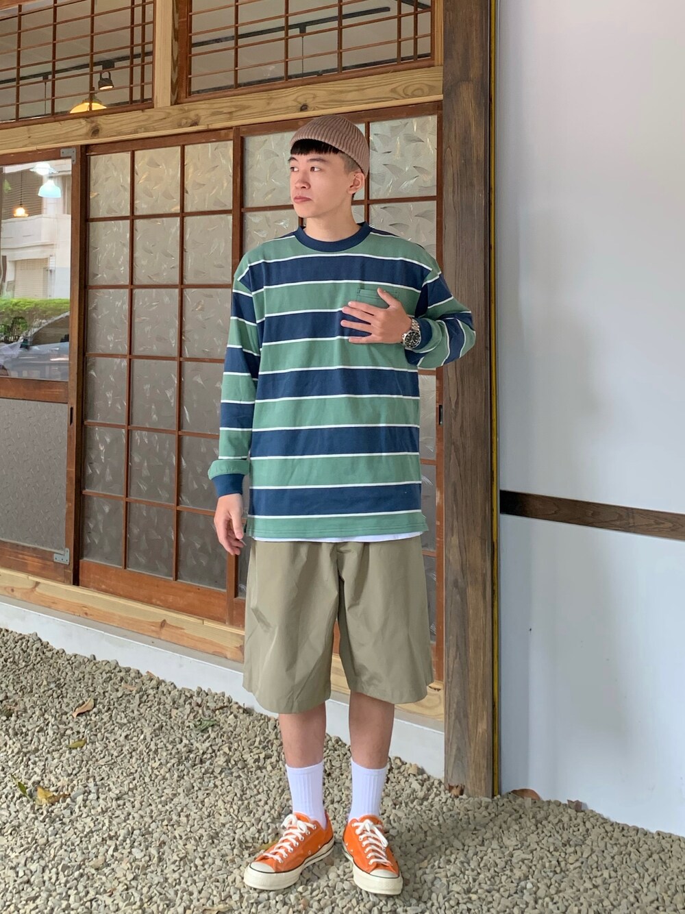 「ootd、夏、街頭穿搭、球鞋、休閒」｜「JKSのアイテム（Tシャツ/カットソー、グリーン系）」を使った、chrisyehさん（メンズ・177cm）の秋コーディネートの1枚目の写真