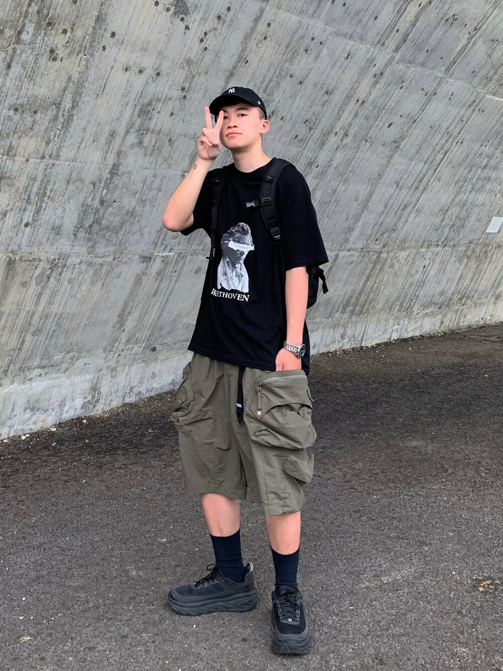 「ootd、夏、街頭穿搭、球鞋、oversize」｜「Goopiのアイテム（Tシャツ/カットソー、ブラック系）」を使った、chrisyehさん（メンズ・177cm）の秋コーディネートの1枚目の写真