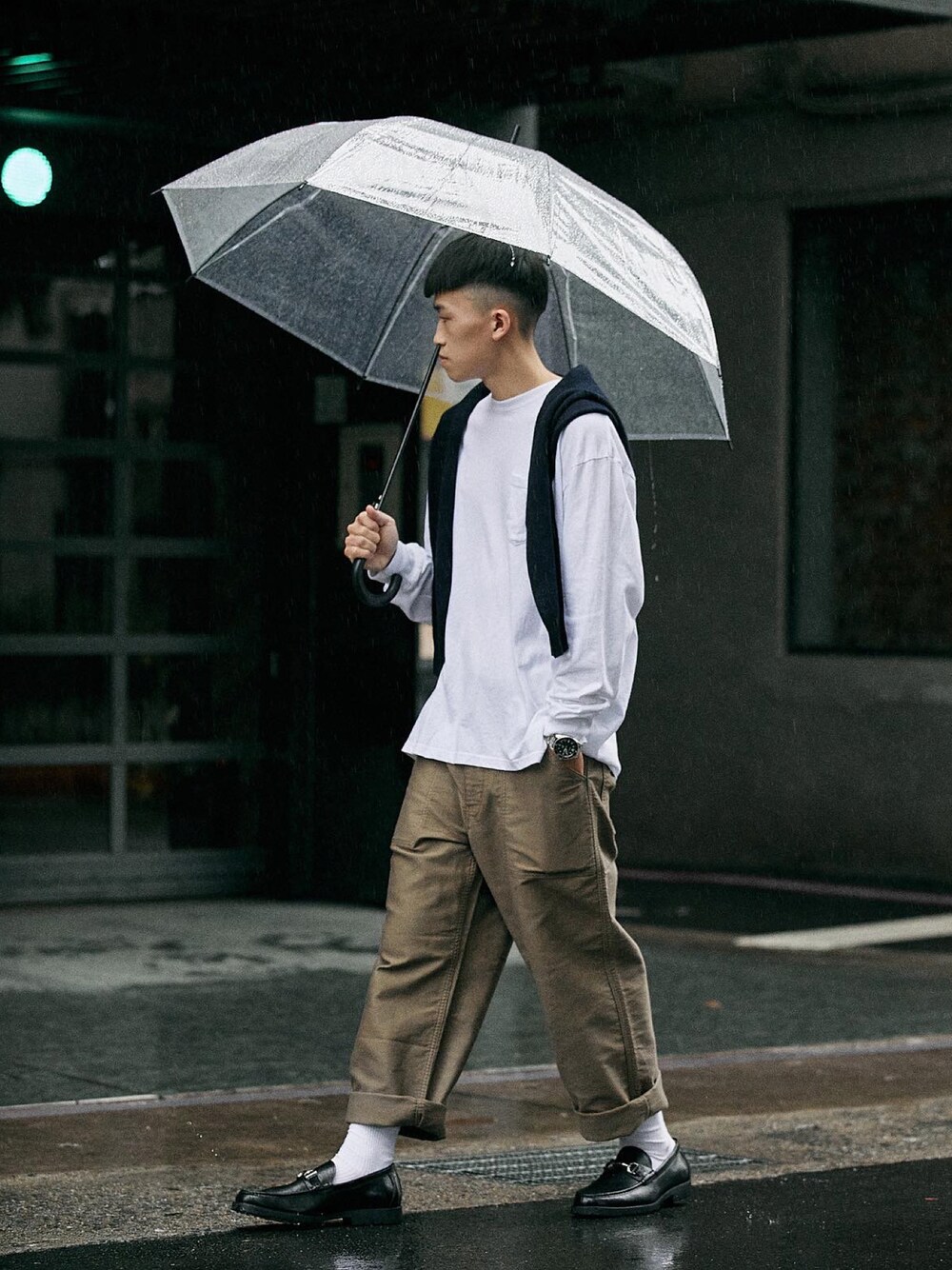 「UNIQLOのアイテム（チノパンツ、ブラウン系）」を使った、chrisyehさん（メンズ・177cm）の冬コーディネートの1枚目の写真