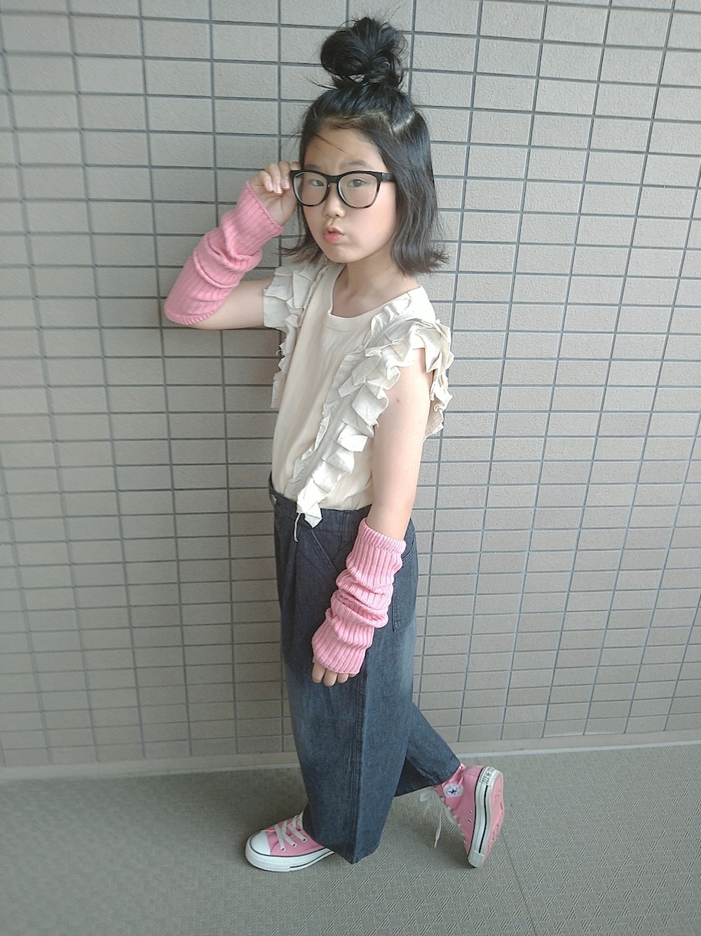 ホワイト系のTシャツ/カットソー、ブラック系のデニムパンツを着用したキッズの夏コーディネートの1枚目の写真