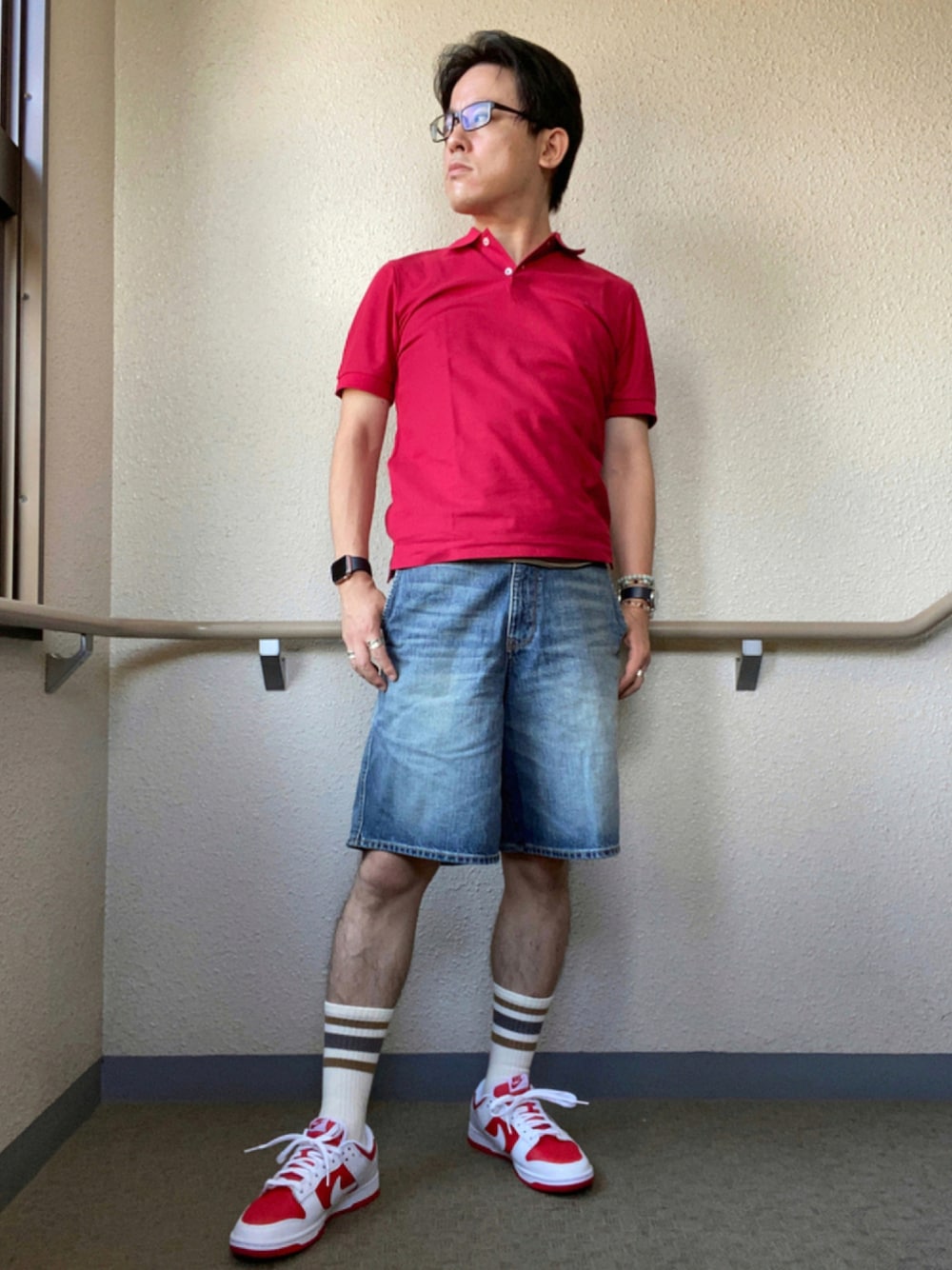 「ダンク、dunk、裏ダンク、トラッド、モッズ、リゾートスタイル、cream soda、ハーフパンツ、ショートパンツ、デニムショートパンツ、シルバーアクセサリー、夏コーデ、休日スタイル、きれいめカジュアル、ポロシャツ」｜「McGREGORのコットン鹿の子ベーシック半袖ポロシャツ（ポロシャツ、レッド系）」を使った、melOnさん（メンズ・173cm）の夏コーディネートの1枚目の写真