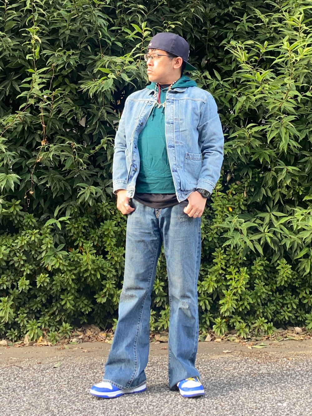 「冬コーデ、休日スタイル、デニムオンデニム、フーディー、ビッグシルエット、デニムジャケット、Levi's、ワイドデニム、フレアパンツ、ダンク、dunk、スニーカーコーデ、nike by you、キャップ後ろかぶり、ビーズネックレス」｜「UNIQLOのアイテム（パーカー、グリーン系）」を使った、melOnさん（メンズ・173cm）の冬コーディネートの1枚目の写真