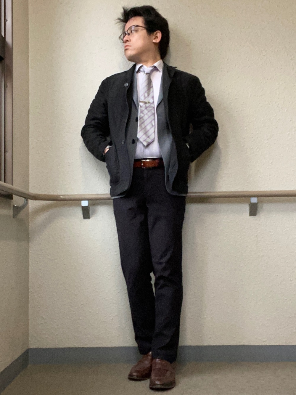 ブラウン系のシャツ/ブラウス、グレー系のテーラードジャケット、ブラック系のジャケット/アウターを着用したメンズの春コーディネートの1枚目の写真