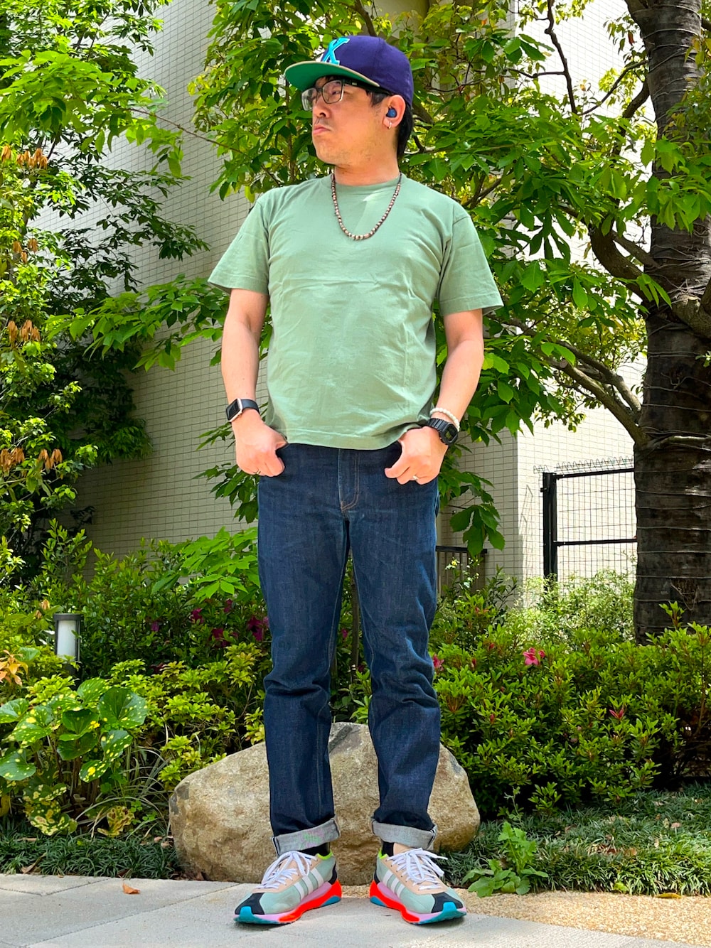 「最近のいい感じコーデ、古着MIX、初夏コーデ、休日コーデ、無地T、Tシャツ×デニム、ビタミンカラー、Levi's、デニム、スニーカー、ファレル・ウィリアムズ、Pharrell Williams、キャップ、ビーズネックレス、ロールアップ」｜「adidasのTOKIO SOLAR HU / GRNTNT/LGTORC/NTNVY（スニーカー、その他）」を使った、melOnさん（骨格ストレート・メンズ・173cm）の春コーディネートの1枚目の写真