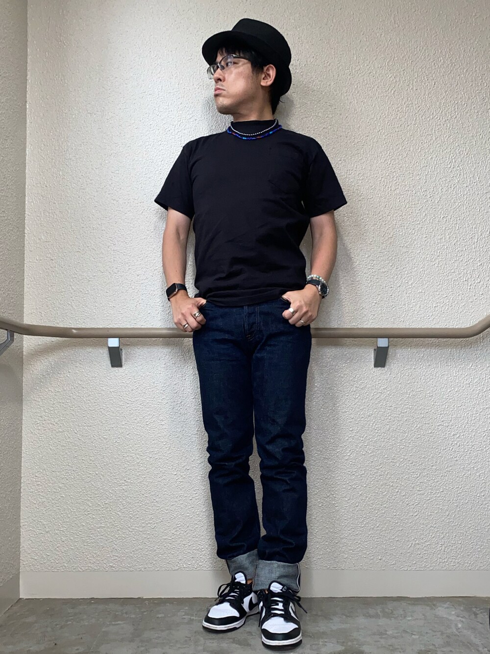 「夏コーデ、きれいめカジュアル、大人カジュアル、シンプルコーデ、Tシャツ、無地T、Tシャツ×デニム、ストレートデニム、ロールアップ、スニーカー、ダンク、dunk、中折れハット、パールネックレス、ワントーンコーデ」｜「BAY SIDEのBAYSIDE/ベイサイド Short-Sleeve T-Shirt with Pocket アメリカ製 半袖ポケットTシャツ（Tシャツ/カットソー、ブラック系）」を使った、melOnさん（メンズ・173cm）の夏コーディネートの1枚目の写真