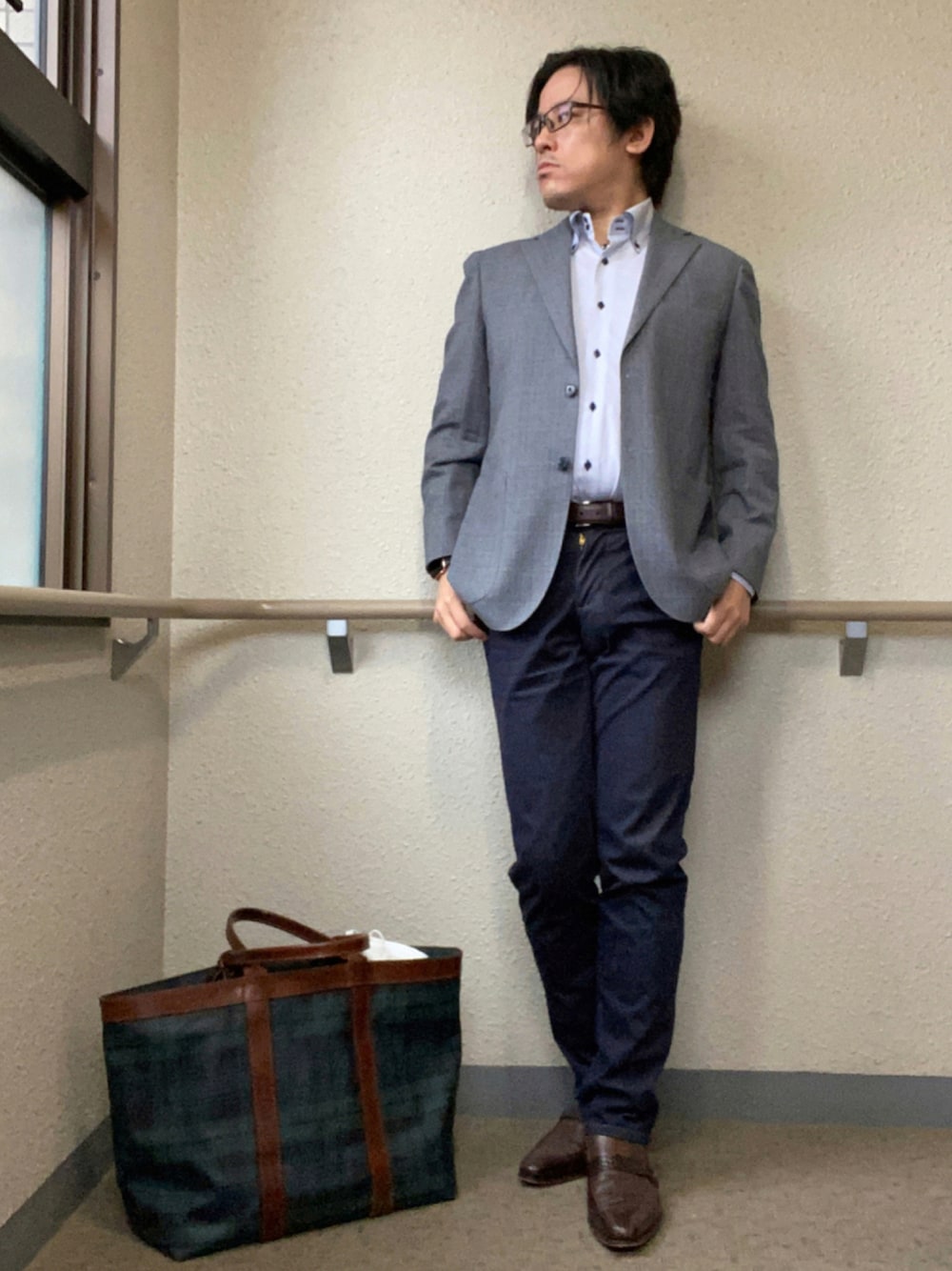 「秋コーデ、オフィスカジュアル、ビジネスカジュアル、お仕事コーデ、ジャケットスタイル、きれいめカジュアル、テーラードジャケット、ストライプシャツ、タックイン、スラックス、デニムパンツ、ネイビー、ローファー、革靴、クロノグラフ」｜「銀座山形屋のアイテム（テーラードジャケット、グレー系）」を使った、melOnさん（メンズ・173cm）の秋コーディネートの1枚目の写真