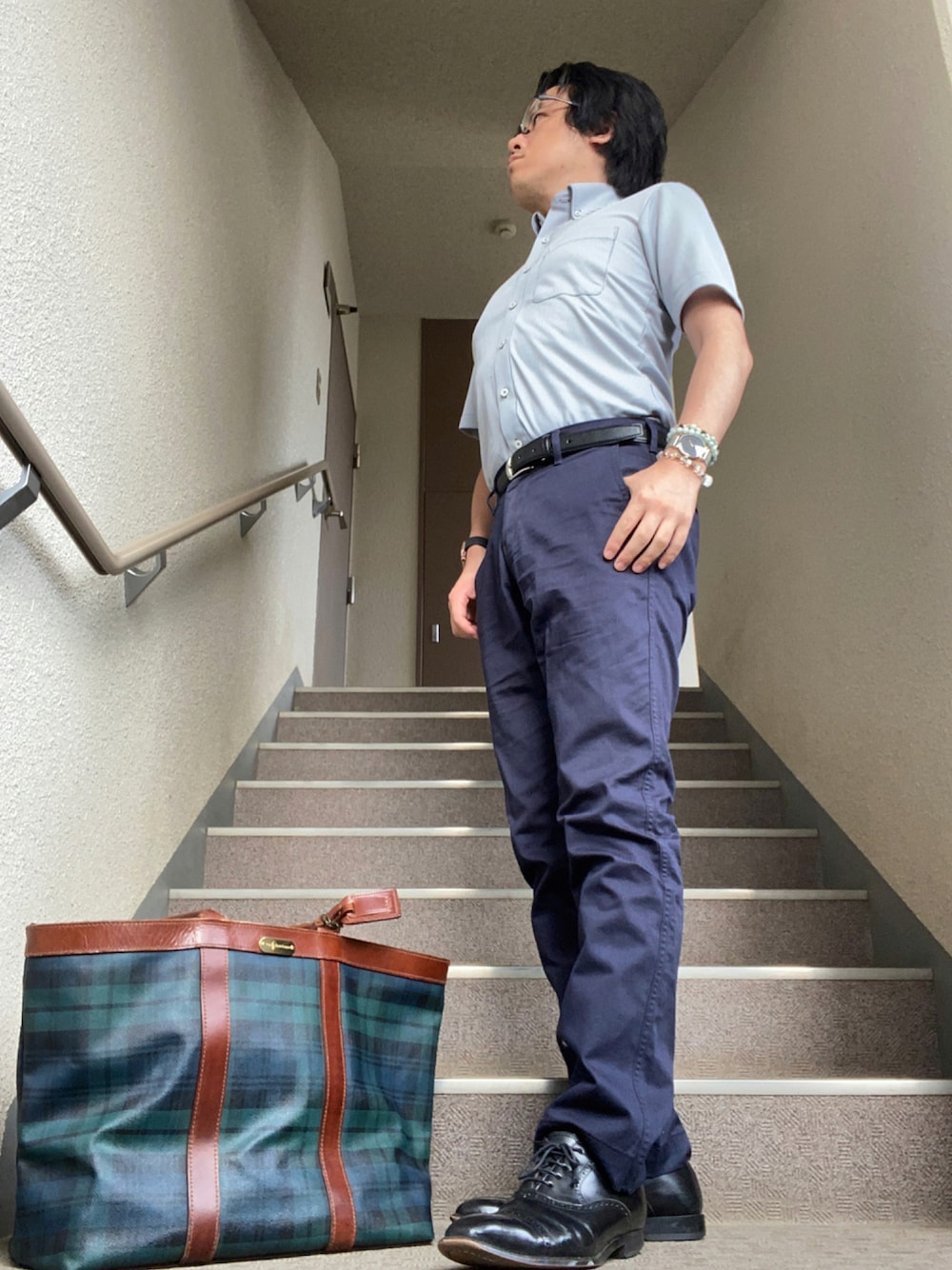 「オフィスカジュアル、オフィススタイル、ビジネスカジュアル、ビジネススタイル、シンプルコーデ、通勤コーデ、夏、革靴、チノパン、きれいめカジュアル」｜「Perfect Suit FActoryの【完全ノーアイロン】半袖アイシャツ　バイオセンサー　ホワイト/サックス/ネイビー（ビジネスシャツ、ブルー系）」を使った、melOnさん（メンズ・173cm）の夏コーディネートの1枚目の写真