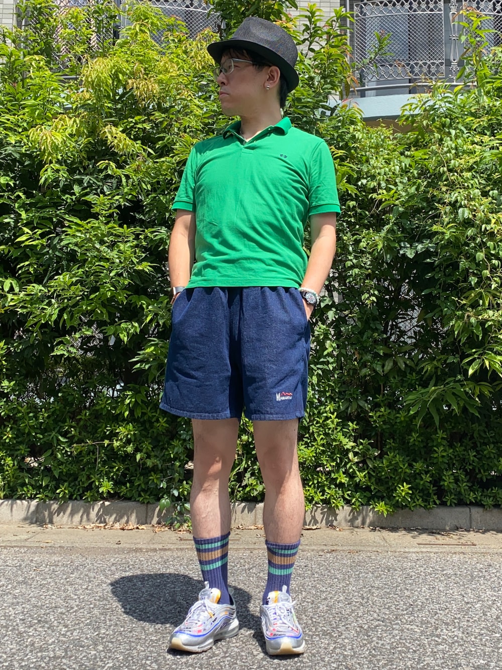 「アツいコーデ全部見せ、夏コーデ、ポロシャツ、ハーフパンツ、JW Anderson x UNIQLO、大人カジュアル、中折れハット、スニーカー、きれいめカジュアル、エアマックス97、AIRMAX97、デニム、韓国ファッション、シルバーアクセサリー、シンプルコーデ」｜「McGREGORのコットン鹿の子ベーシック半袖ポロシャツ（ポロシャツ、グリーン系）」を使った、melOnさん（メンズ・173cm）の夏コーディネートの1枚目の写真
