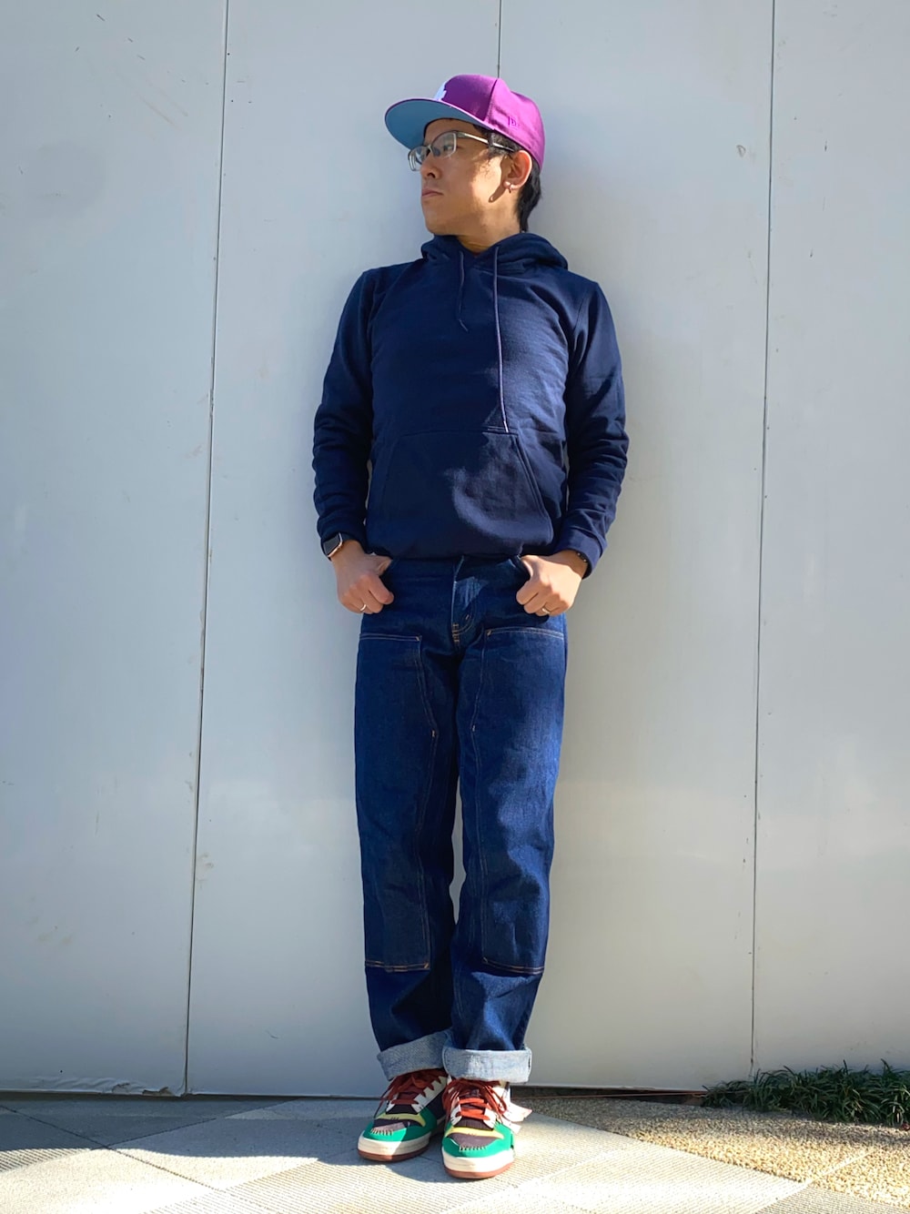 「冬コーデ、シンプルコーデ、フーディー、ワイドパンツ、ペインターパンツ、デニムパンツ、プリズンブルース、prison blues、フォーラム、forum、スニーカー、ワントーンコーデ、キャップ、ゆるコーデ、無地スウェット」｜「GILDANの【GILDAN】 8.0オンス ビッグシルエットバックフリーススウェットパーカー 長袖フーディー 裏微起毛 GL18500（パーカー、ブルー系）」を使った、melOnさん（メンズ・173cm）の冬コーディネートの1枚目の写真
