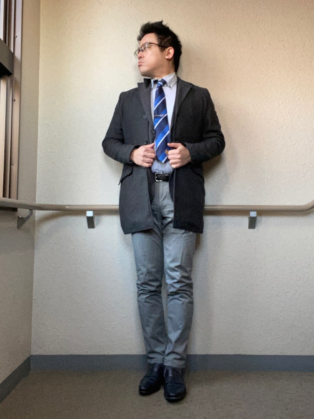 「冬コーデ、チェスターコート、ビジネスカジュアル、オフィスカジュアル、お仕事コーデ、きれいめカジュアル、銀座山形屋、グレーコーデ、ローファー、革靴、メッシュベルト、テーラードジャケット、ボタンダウンシャツ、ストライプシャツ、ネクタイコーデ」｜「TOKYO SHIRTSの形態安定ノーアイロン  ボタンダウンダブルカラー 長袖ビジネスワイシャツ（ビジネスシャツ、グレー系）」を使った、melOnさん（メンズ・173cm）の冬コーディネートの1枚目の写真