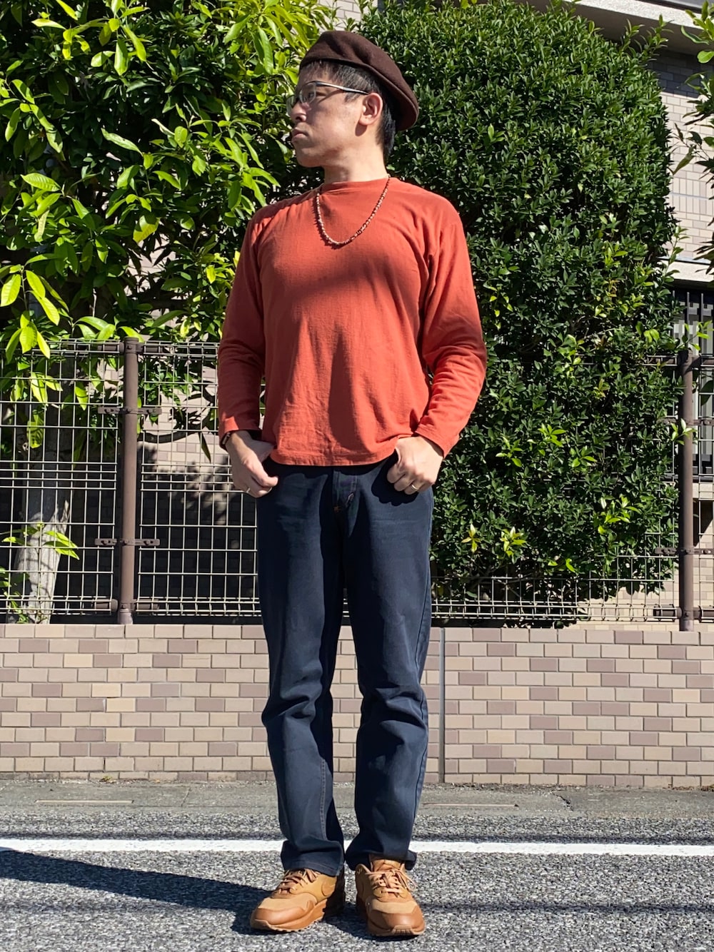 「ファッションを楽しもう、秋コーデ、ブラウン、ロンT、Tシャツ×デニム、ブラックデニム、ストリート、スニーカー、エアマックス1、AIRMAX1、ハンチング、ハンチング逆被り、ビーズネックレス、シンプルコーデ、きれいめカジュアル」｜「INHERITのTURFAN ORGANIC ロングスリーブTシャツ（Tシャツ/カットソー、レッド系）」を使った、melOnさん（メンズ・173cm）の秋コーディネートの1枚目の写真