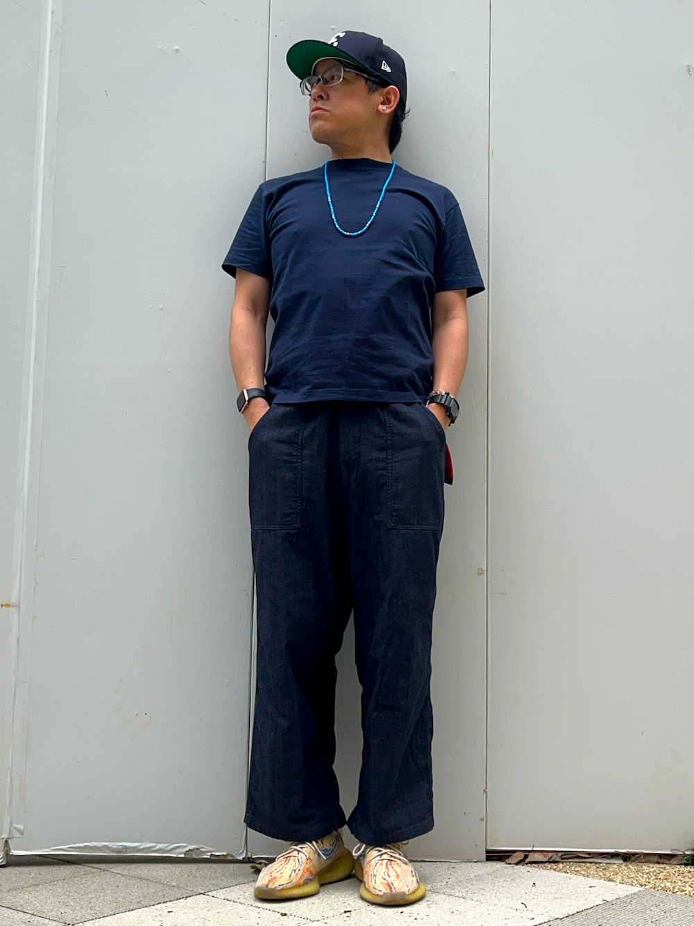 「初夏コーデ、お出かけコーデ、休日スタイル、シンプル、Tシャツ×デニム、無地T、ネイビー、ワイドパンツ、スニーカー、yeezy、yeezyboost350V2、キャップ、ビーズネックレス、ストリート、ワントーンコーデ」｜「HANESのHanes ビーフィー ヘビーオンス クルーネック ショートスリーブ Ｔシャツ H5180（Tシャツ/カットソー、ブルー系）」を使った、melOnさん（メンズ・173cm）の春コーディネートの1枚目の写真