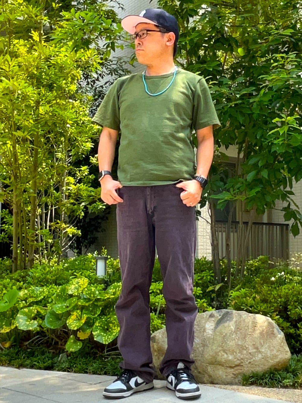 「夏ルックで気分アップ、夏コーデ、無地T、デニム、ワイドパンツ、スウェットT、カラーパンツ、Tシャツ×デニム、スニーカー、ダンク、dunk、キャップ、ビーズネックレス、古着MIX、Aライン」｜「Levi'sのLevi's/リーバイス 565(TM) '97 ルーズストレート PROPS T（デニムパンツ、ブラック系）」を使った、melOnさん（骨格ナチュラル・メンズ・173cm）の夏コーディネートの1枚目の写真