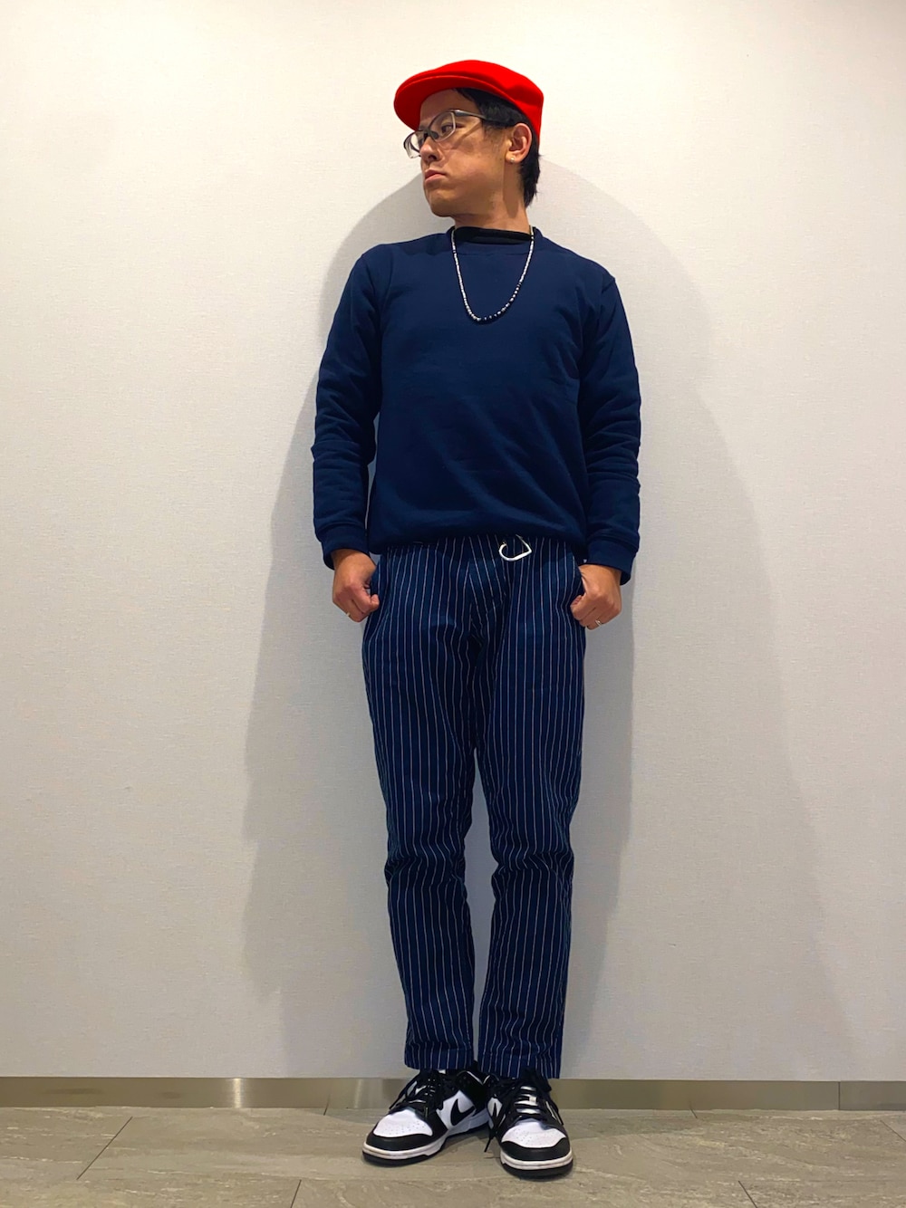 「新星WEARISTAにエントリー、冬コーデ、シンプルコーデ、テーパードパンツ、チノパン、ワントーンコーデ、差し色、ハンチング、ビーズネックレス、ゆるコーデ、スニーカー、ダンク、dunk」｜「GILDANのGILDAN/ギルダン USAビッグシルエット プルオーバークルースウェット 裏起毛トレーナー G180（スウェット、ブラック系）」を使った、melOnさん（メンズ・173cm）の冬コーディネートの1枚目の写真