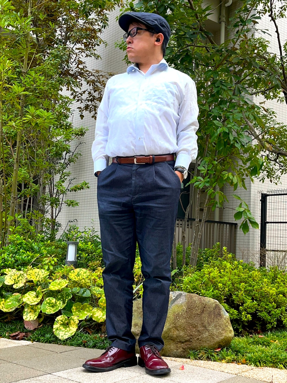 レッド系のドレスシューズ、ブルー系のビジネスシャツ、ブルー系のその他パンツを着用したメンズの秋コーディネートの1枚目の写真