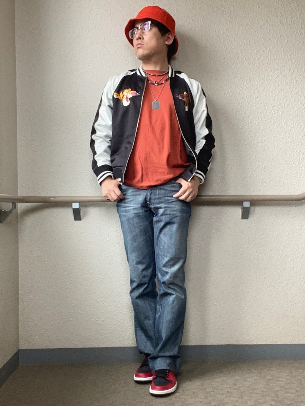 「ごきげんウィーク、アメカジ、ストリート、春夏コーデ、スカジャン、ディズニー、ブーツカットパンツ、フレアパンツ、メッシュベルト、airjordan1、jordan1、パールネックレス、ドッグタグ、差し色(赤)、アクセじゃら付け」｜「Disneyのアイテム（スカジャン、ブラック系）」を使った、melOnさん（メンズ・173cm）の春コーディネートの1枚目の写真
