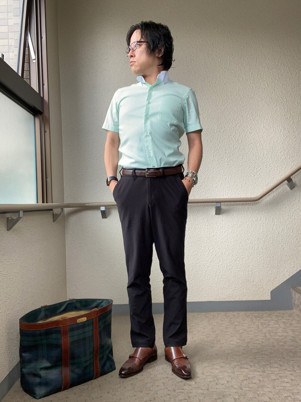 「通勤コーデ、ビジネスカジュアル、ビジネススタイル、オフィスカジュアル、オフィススタイル、クロノグラフ、革靴、シャツスタイル、ドレスシューズ、ダブルモンク、夏、クレリックシャツ、ボタンダウンシャツ、ストライプ、チノパン」｜「green label relaxingのA PLUSｽﾘﾑ ﾅﾛｰ ストライプ SBDｸﾚﾘｯｸ 半袖 シャツ ＜機能性生地 / 吸水速乾＞（シャツ/ブラウス、グリーン系）」を使った、melOnさん（メンズ・173cm）の夏コーディネートの1枚目の写真