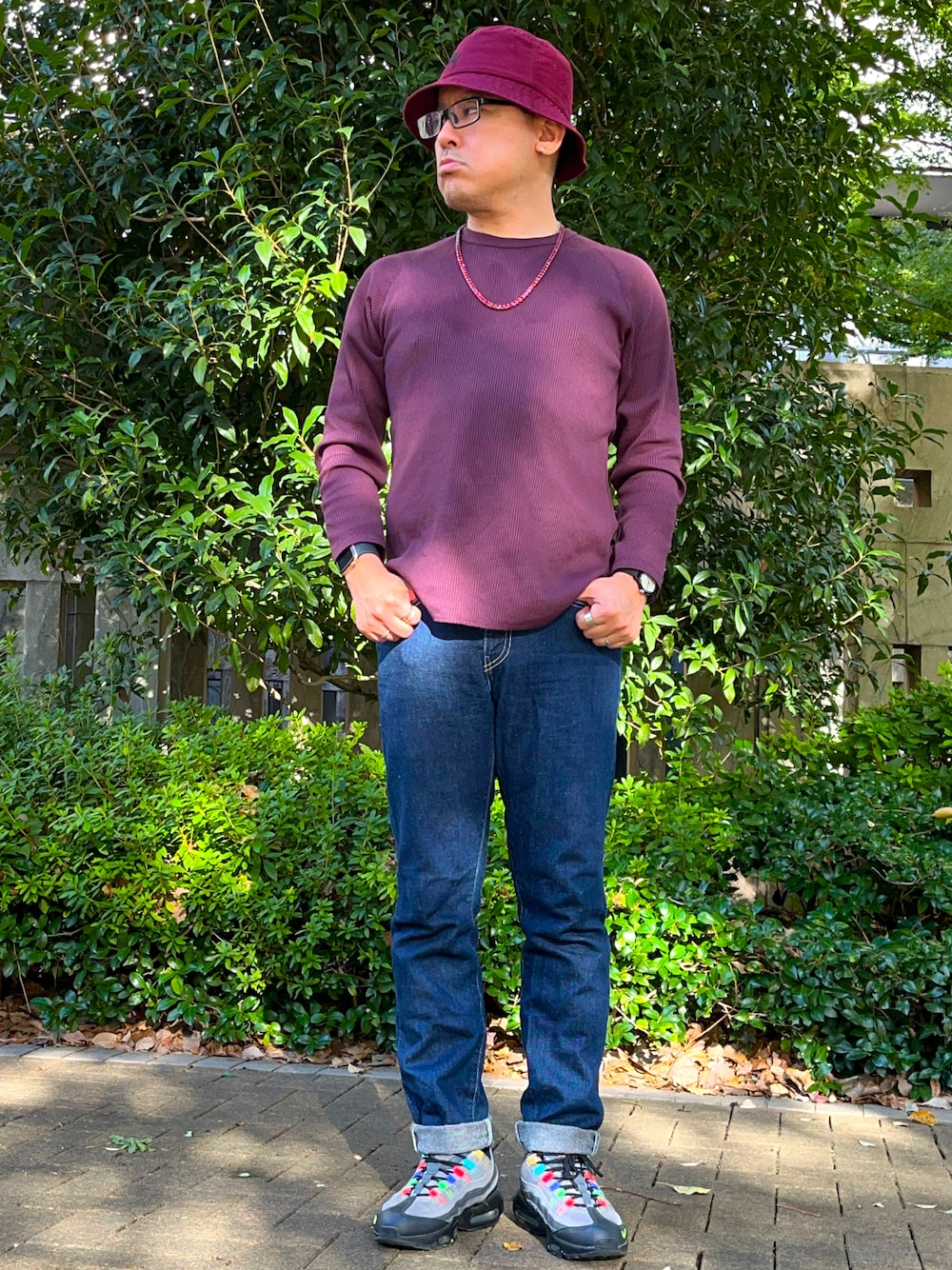 「最近のいい感じコーデ、秋冬コーデ、休日コーデ、おでかけコーデ、ニツト、Levi's、501、ロールアップ、スニーカー、エアマックス95、airmax95、バケットハット、シルバーアクセサリー、ストリート、パープル」｜「NIKEのナイキ エア マックス 95 EOI メンズシューズ / スニーカー/ Nike Air Max 95 EOI Men's Shoe（スニーカー、グレー系）」を使った、melOnさん（メンズ・173cm）の秋コーディネートの1枚目の写真