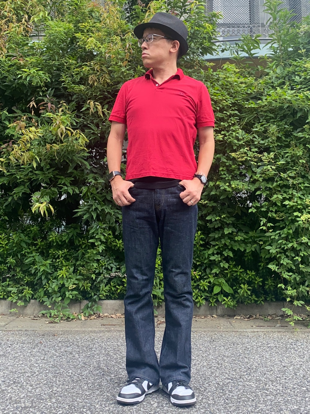 「夏コーデ、秋服準備はじめました、ポロシャツ、差し色(赤)、フレアパンツ、スニーカー、ダンク、dunk、中折れハット、チェーンネックレス、韓国ファッション、大人カジュアル、アメカジ、きれいめカジュアル、デニムフェス2023」｜「McGREGORのコットン鹿の子ベーシック半袖ポロシャツ（ポロシャツ、レッド系）」を使った、melOnさん（メンズ・173cm）の秋コーディネートの1枚目の写真