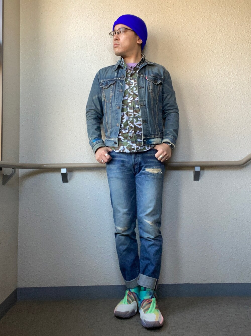 「重ね着、アメカジ、柄シャツ、ストリート、スニーカーコーデ、迷彩柄、古着MIX、ダメージデニムパンツ、Levis、ファレル・ウィリアムズ、シルバーアクセサリー、秋冬コーデ、デニムオンデニム、ダメージデニムジャケット、デニムジャケット」｜「LEVI'S VINTAGE CLOTHINGのアイテム（デニムジャケット、ブルー系）」を使った、melOnさん（メンズ・173cm）の秋コーディネートの1枚目の写真