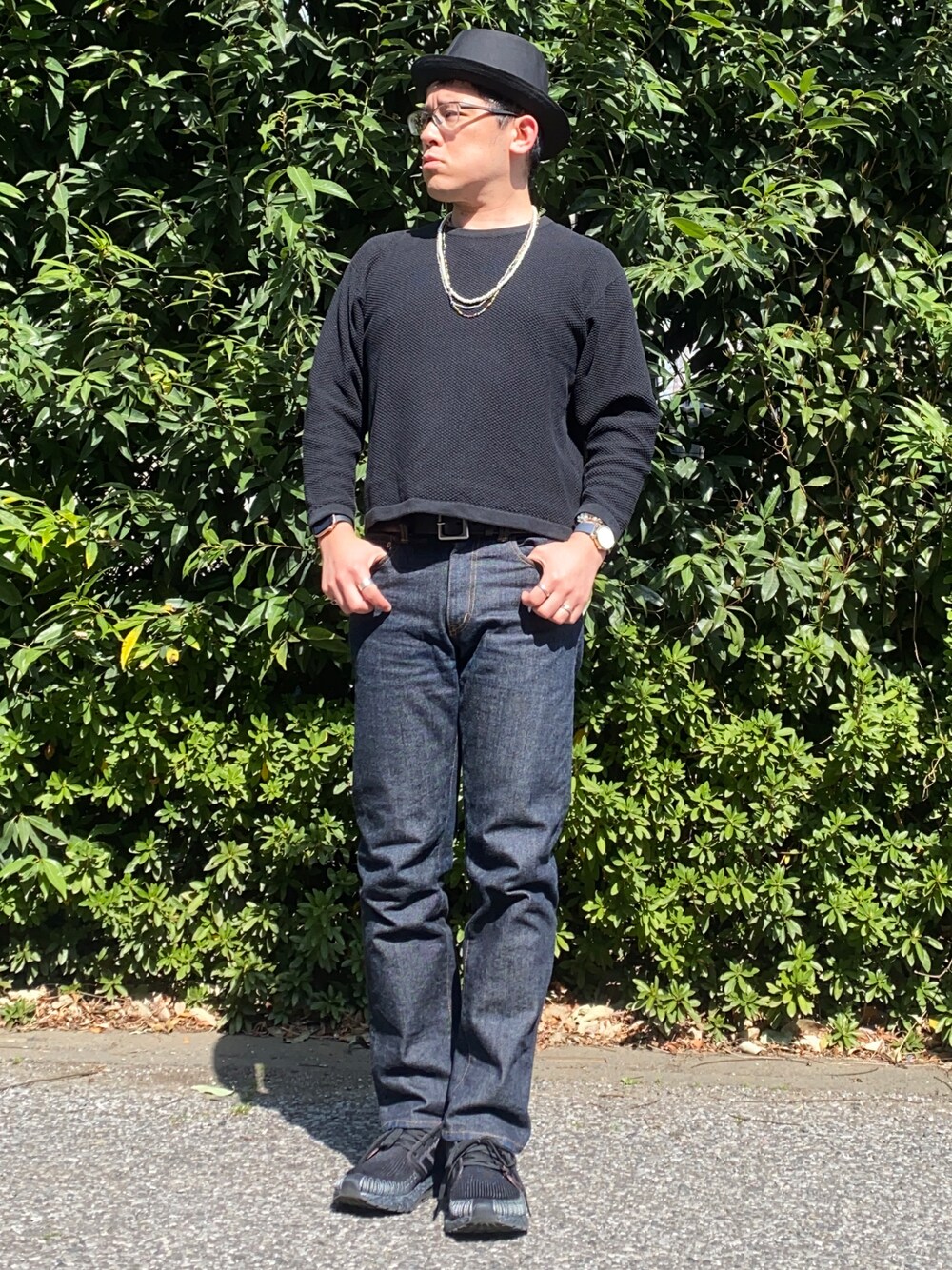 「春服デビュー宣言、シンプルコーデ、春コーデ、ストリート、オールブラックコーデ、ニット、テーパードデニム、スニーカー、ウルトラブースト、ultra boost、コラボスニーカー、パールネックレス、ビーズネックレス、アクセじゃら付け、中折れハット」｜「JOURNAL STANDARDのリカバーオーバーCN#（ニット/セーター、ブラック系）」を使った、melOnさん（メンズ・173cm）の春コーディネートの1枚目の写真