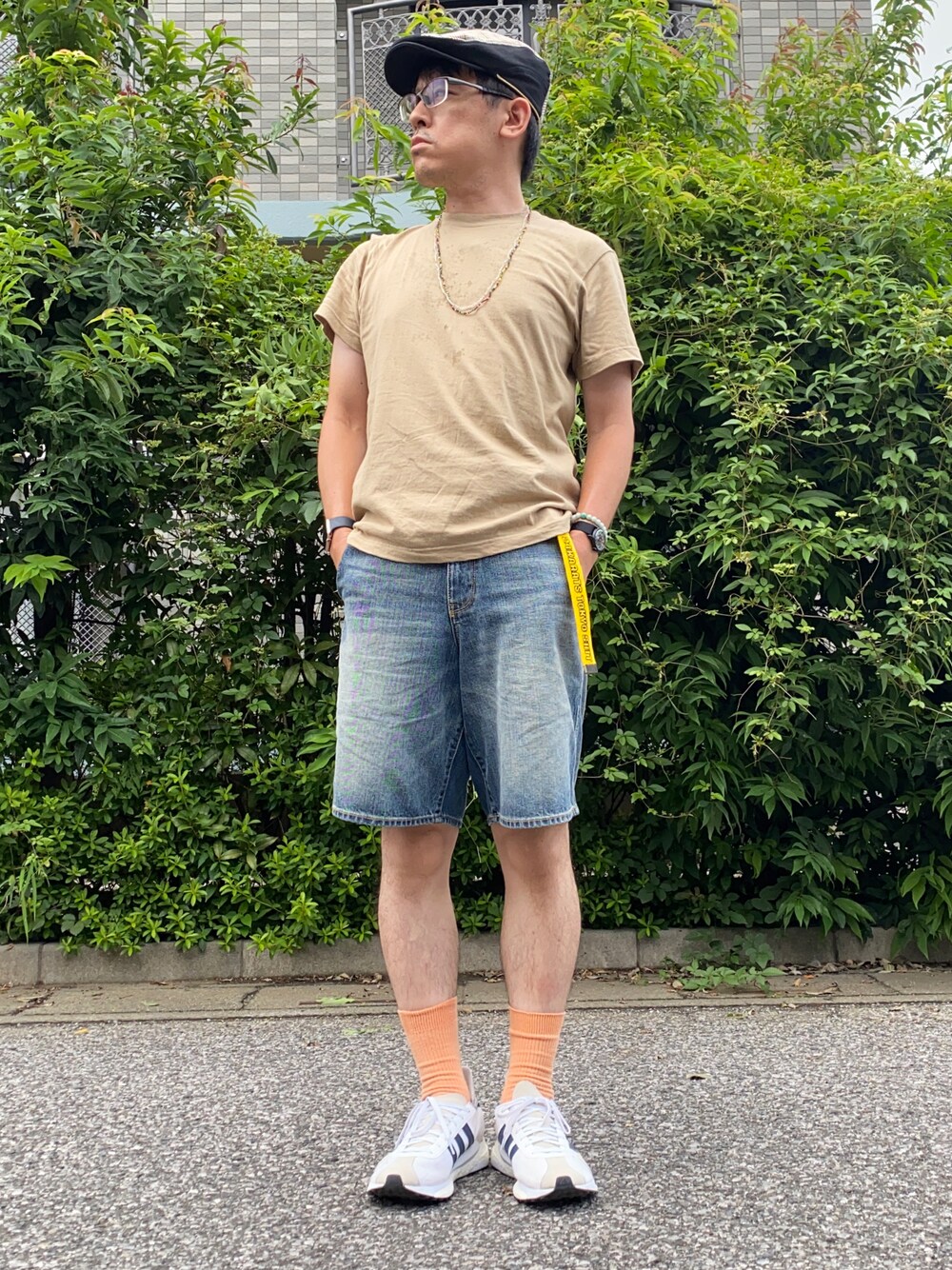 「夏コーデ、アツいコーデ全部見せ、Tシャツ、Tシャツ×デニム、淡色コーデ、無地T、ハーフパンツ、ベルト垂らし、HUMAN MADE、adidas、スニーカー、ハンチング帽、ビーズネックレス、きれいめカジュアル、シンプルコーデ」｜「United AthleのUnited Athle/5.6オンス ハイクオリティー 無地 半袖 Ｔシャツ（Tシャツ/カットソー、ベージュ系）」を使った、melOnさん（メンズ・173cm）の夏コーディネートの1枚目の写真
