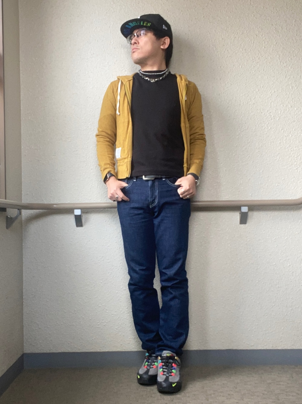 「春コーデ、スニーカーコーデ、ストリート、パーカー、モックネック、テーパードデニム、Levi's、エアマックス、エアマックス95、AIR MAX、airmax95、パールネックレス、ビーズネックレス、アクセじゃら付け、キャップ」｜「THE SHOP TK のbouo 汚さないモックネックプルオーバー（スウェット、ブラック系）」を使った、melOnさん（メンズ・173cm）の春コーディネートの1枚目の写真