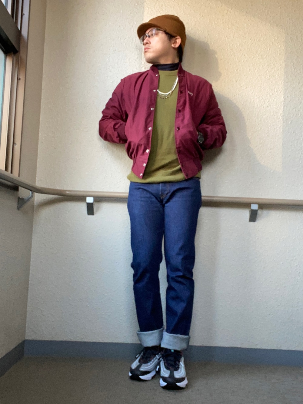「冬コーデ、アメカジ、古着MIX、レトロ、ニットキャップ、スタジャン、重ね着、リーバイス501、levis 501、エアマックス、AIR MAX、パールネックレス、ビーズネックレス、ロールアップ、あったかコーデ」｜「VINTAGEのアイテム（スタジャン、レッド系）」を使った、melOnさん（メンズ・173cm）の冬コーディネートの1枚目の写真