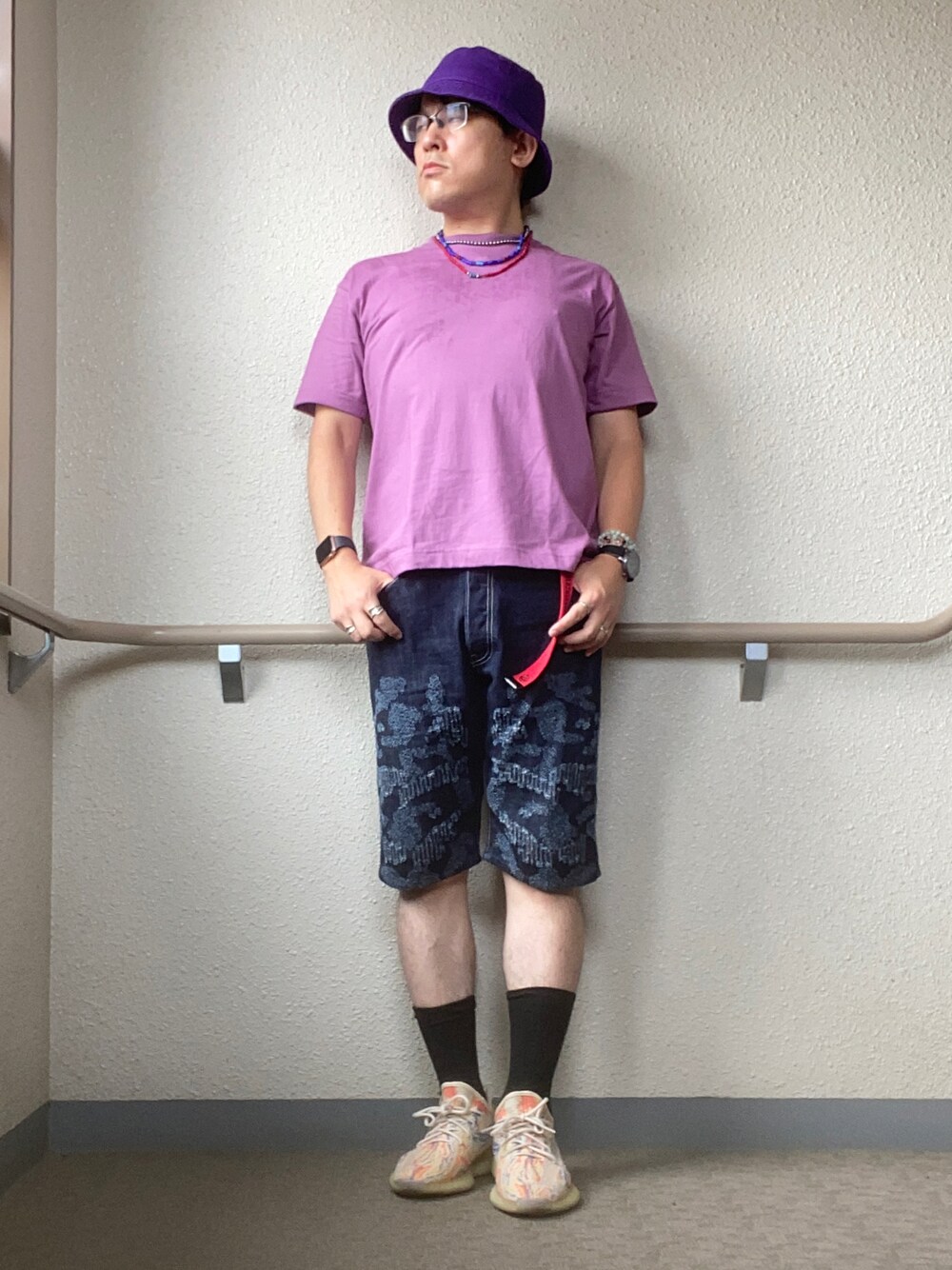 「夏コーデ、ハーフパンツ、デニム、紫コーデ、スニーカーコーデ、夏だ！Tシャツ着よう！、JW Anderson x UNIQLO、yeezyboost、yeezyboost350V2、バケットハット、パールネックレス、ビーズネックレス、アクセじゃら付け、ベルト垂らし、メッシュベルト」｜「HANESの【別注】 ＜Hanes（ヘインズ）＞ BEEFY-T/ビーフィー Tシャツ ◇ ：（Tシャツ/カットソー、パープル系）」を使った、melOnさん（メンズ・173cm）の夏コーディネートの1枚目の写真