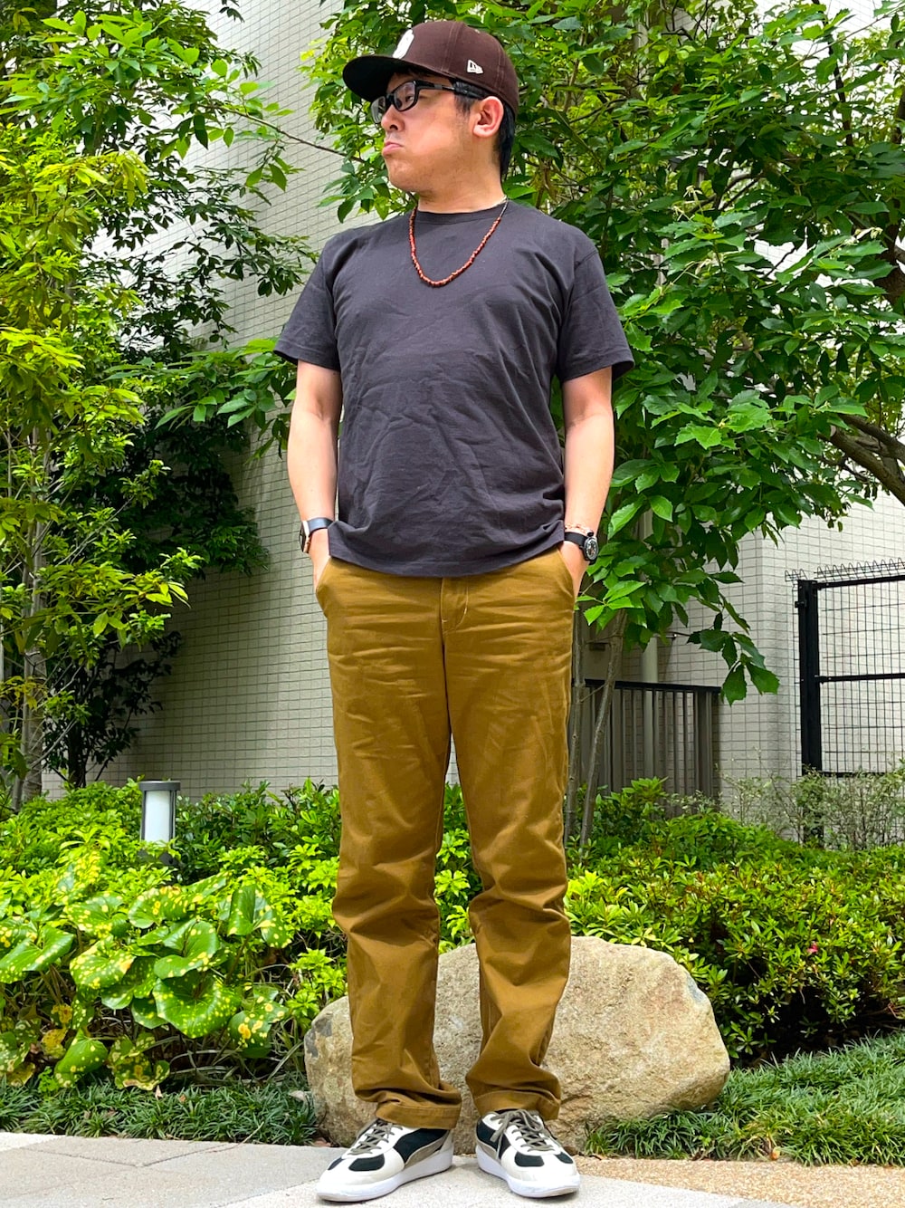 「夏コーデ、黒Tシャツ、チノパン、ワイドパンツ、スニーカー、パレルモ、PALERMO、Scye、キャップ、ビーズネックレス、シンプル、きれいめカジュアル、ピンキーリング、シグネットリング、アメカジ」｜「PUMAの【PUMA】403448-01 PUMA X SCYE PALERMO（スニーカー、ホワイト系）」を使った、melOnさん（骨格ナチュラル・メンズ・173cm）の夏コーディネートの1枚目の写真