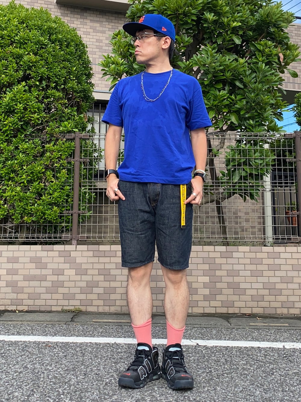 「夏コーデ、シンプルコーデ、ブルー、Tシャツ、Tシャツ×デニム、無地T、デニム、ハーフパンツ、ベルト垂らし、スニーカー、モアテン、moreuptempo、キャップ、ロングネックレス、ストリート」｜「HANESの【別注】 ＜Hanes（ヘインズ）＞ BEEFY-T/ビーフィー Tシャツ ◇ ：（Tシャツ/カットソー、ブルー系）」を使った、melOnさん（メンズ・173cm）の夏コーディネートの1枚目の写真