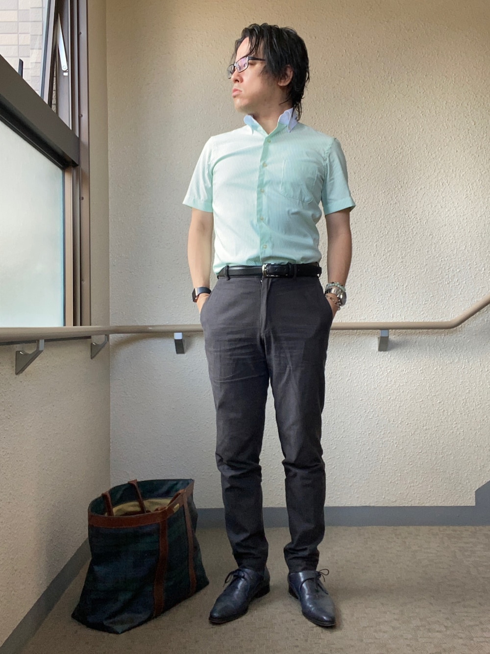 「ビジネススタイル、ビジネスカジュアル、通勤コーデ、革靴、ストライプシャツ、シャツスタイル、デニム、スラックス、クレリックシャツ、夏」｜「green label relaxingのA PLUSｽﾘﾑ ﾅﾛｰ ストライプ SBDｸﾚﾘｯｸ 半袖 シャツ ＜機能性生地 / 吸水速乾＞（シャツ/ブラウス、グリーン系）」を使った、melOnさん（メンズ・173cm）の夏コーディネートの1枚目の写真
