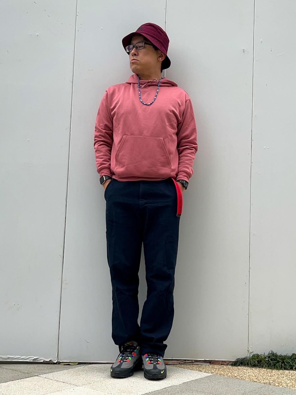 「春のNewスタイル、春コーデ、パーカー、レイヤードスタイル、ワイドパンツ、デニム、スニーカー、エアマックス95、airmax95、ベルト垂らし、バケットハット、ビーズネックレス、おでかけコーデ、休日スタイル、お出かけコーデ」｜「THE SHOP TK の◆トランスワッフルフード付長袖カットソー（パーカー、レッド系）」を使った、melOnさん（メンズ・173cm）の春コーディネートの1枚目の写真