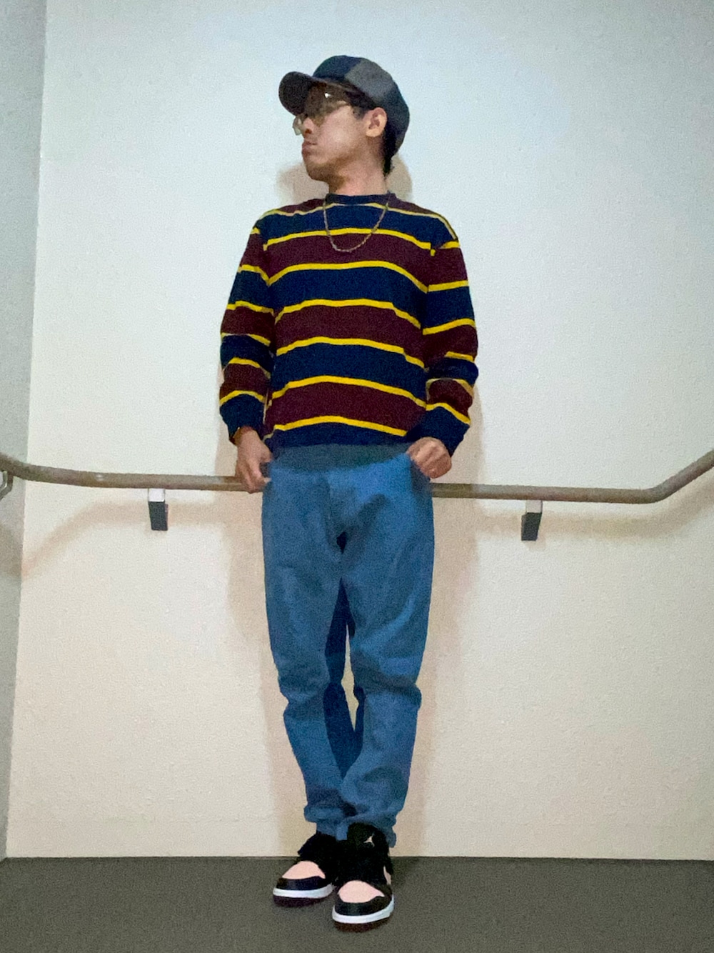 「秋コーデ、ファッションを楽しもう、Tシャツ×デニム、ボーダー、Levi's、リメイクジーンズ、ワイドパンツ、スニーカー、ジョーダン1、jordan1、キャスケット、ビーズネックレス、きれいめカジュアル、大人カジュアル、シンプルコーデ」｜「B.C STOCKのラガーボーダーロンT（Tシャツ/カットソー、ブルー系）」を使った、melOnさん（メンズ・173cm）の秋コーディネートの1枚目の写真