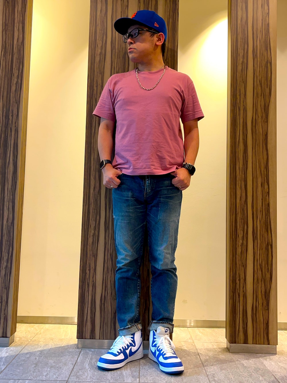 「スポーツミックス、ピンク×ブルー、無地T、Tシャツ×デニム、デニム、Levi's、スニーカー、ターミネーター、TERMINATOR、キャップ、ビーズネックレス、テーパードパンツ、ストリート、シンプル、アメカジ」｜「NIKEのアイテム（スニーカー、ブルー系）」を使った、melOnさん（骨格ナチュラル・メンズ・173cm）の夏コーディネートの1枚目の写真