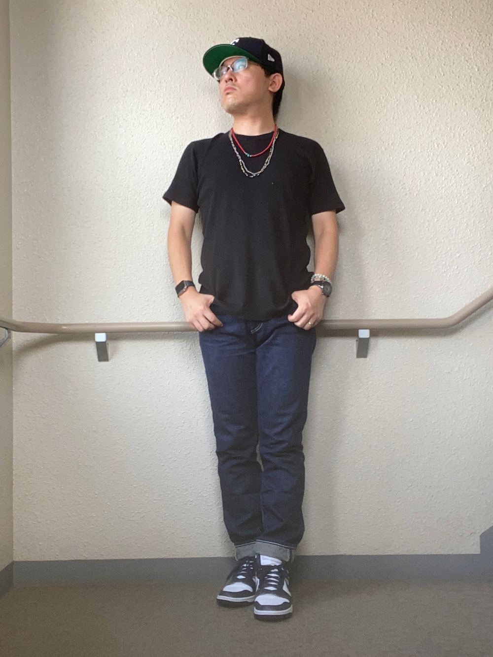 「秋コーデ、秋服準備はじめました、ワントーンコーデ、シンプルコーデ、サマーニット、Levi's、５０２、dunk、ダンク、スニーカーコーデ、ビーズネックレス、アクセじゃら付け、あたまにキャップフェス、デニム、ストリートコーデ」｜「BEAUTY&YOUTH UNITED ARROWSのBY ウォッシュ サーマル ニットTシャツ（ニット/セーター、ブラック系）」を使った、melOnさん（メンズ・173cm）の秋コーディネートの1枚目の写真