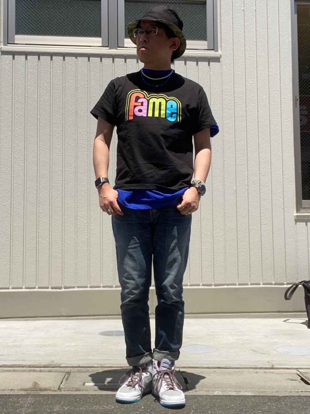 「夏コーデ、初夏コーデ、ストリート、シンプルコーデ、ロックT、レイヤードスタイル、デニムパンツ、Levi's、ダンク、dunk、nike by you、パールネックレス、ビーズネックレス、バケットハット、スニーカーコーデ」｜「VINTAGEのアイテム（Tシャツ/カットソー、ブラック系）」を使った、melOnさん（メンズ・173cm）の夏コーディネートの1枚目の写真