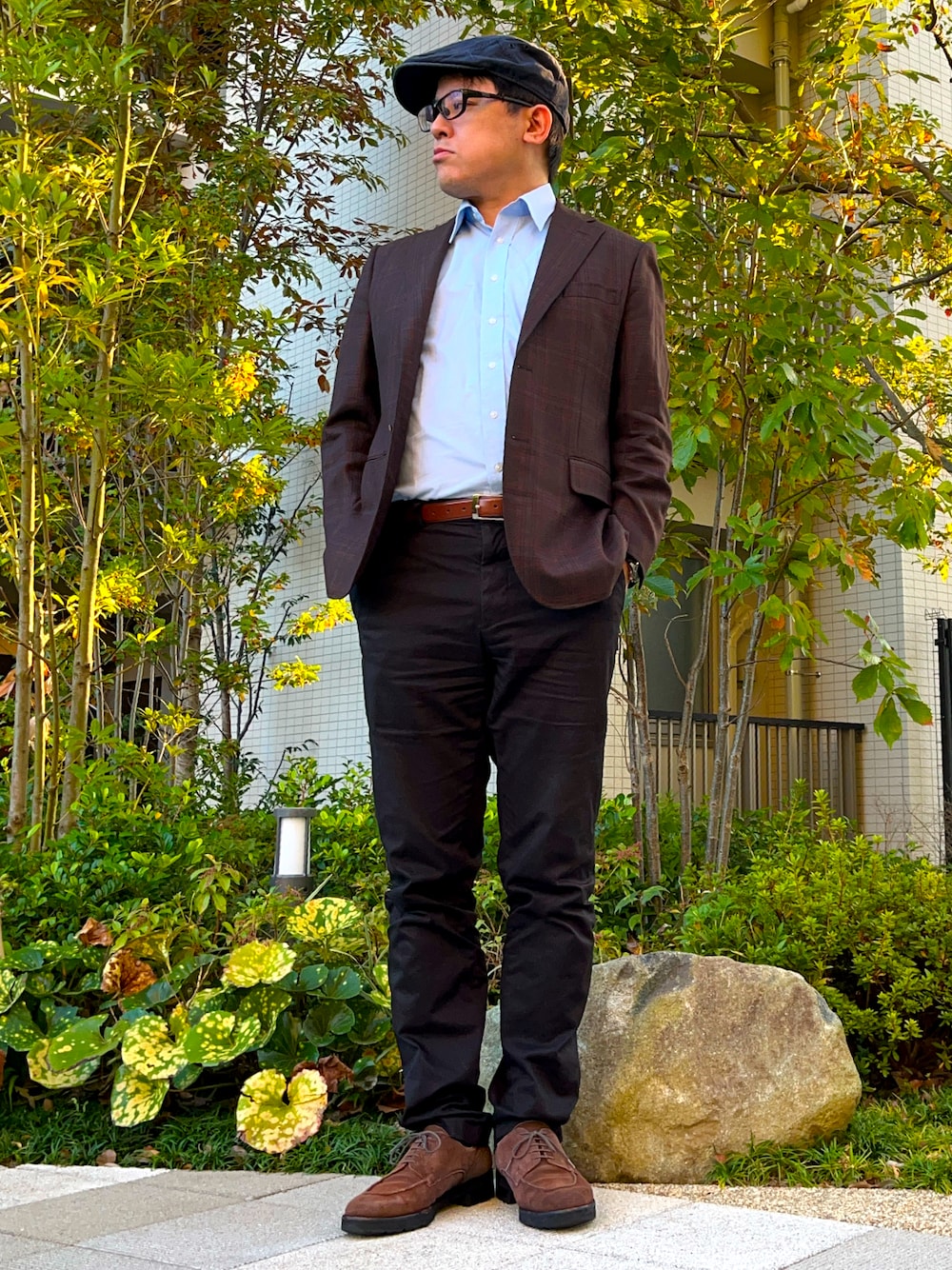 ブルー系のビジネスシャツ、ブラウン系のテーラードジャケット、ブラック系のチノパンツを着用したメンズの秋コーディネートの1枚目の写真