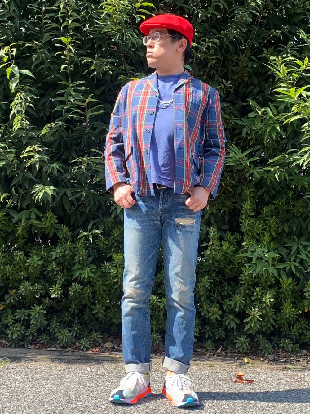 「春コーデ、きれいめカジュアル、チェック柄、ジャケットスタイル、ダメージデニムパンツ、JAPAN BLUE JEANS、Pharrell Williams、ファレル・ウィリアムズ、大人カジュアル、ベレー帽、カットソー、パールネックレス、アクセじゃら付け、フレンチカジュアル、ビーズネックレス」｜「MILKBOYのアイテム（テーラードジャケット、ブルー系）」を使った、melOnさん（メンズ・173cm）の春コーディネートの1枚目の写真