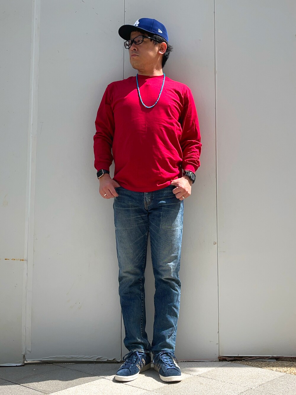 「春コーデ、休日スタイル、お出かけコーデ、ロンT、Tシャツ×デニム、デニムパンツ、ロールアップ、Levi's、シンプルコーデ、スニーカー、campus 80's、キャンパス80's、キャップ、ビーズネックレス、差し色」｜「GILDANの【お気に入り数7.9万人突破】GILDAN(ギルダン) /ベーシックロングスリーブTシャツ コットン100% ビッグ シルエット スーパーオーバー サイズカラバリ豊富 長袖 ロンT 6.0オンス（Tシャツ/カットソー、レッド系）」を使った、melOnさん（メンズ・173cm）の春コーディネートの1枚目の写真