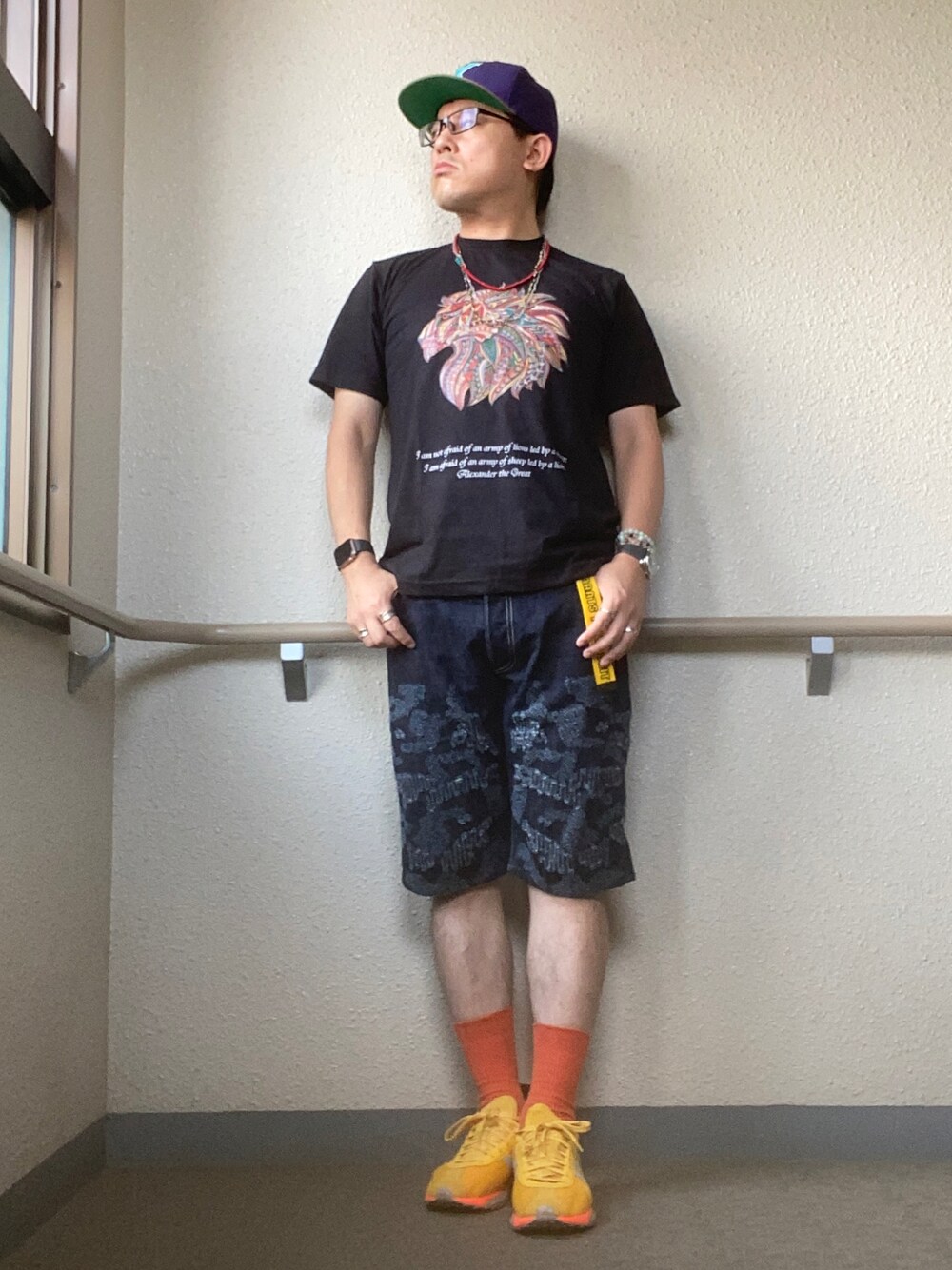 「夏コーデ、デザインTシャツ、Tシャツ×デニム、ハーフパンツ、あたまにキャップフェス、adidas、NIGO®、ファレル・ウィリアムズ、ビーズネックレス、アクセじゃら付け、ストリート、休日スタイル、ベルト垂らし、ダメージデニムパンツ、NEW ERA」｜「milonのアイテム（Tシャツ/カットソー、ブラック系）」を使った、melOnさん（メンズ・173cm）の夏コーディネートの1枚目の写真