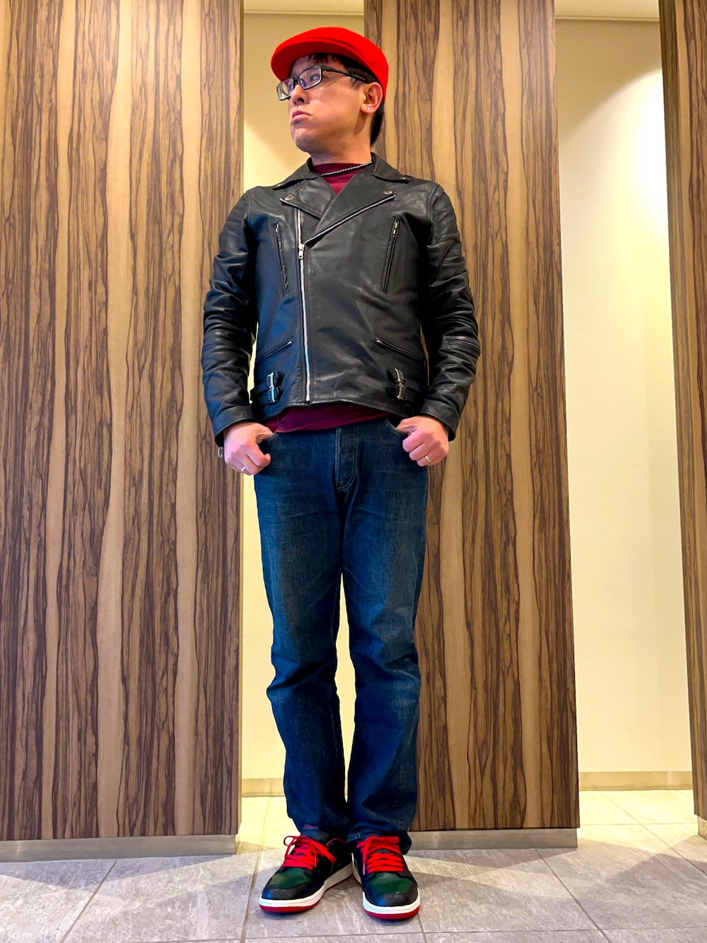 「冬コーデ、休日スタイル、お出かけコーデ、レザージャケット、革ジャン、デニム、ストレートパンツ、スニーカー、エアジョーダン1、jordan1、ベレー帽、ビーズネックレス、差し色、ストリート、真冬のあったかスタイル」｜「JORDAN BRANDのアイテム（スニーカー、ブラック系）」を使った、melOnさん（メンズ・173cm）の冬コーディネートの1枚目の写真