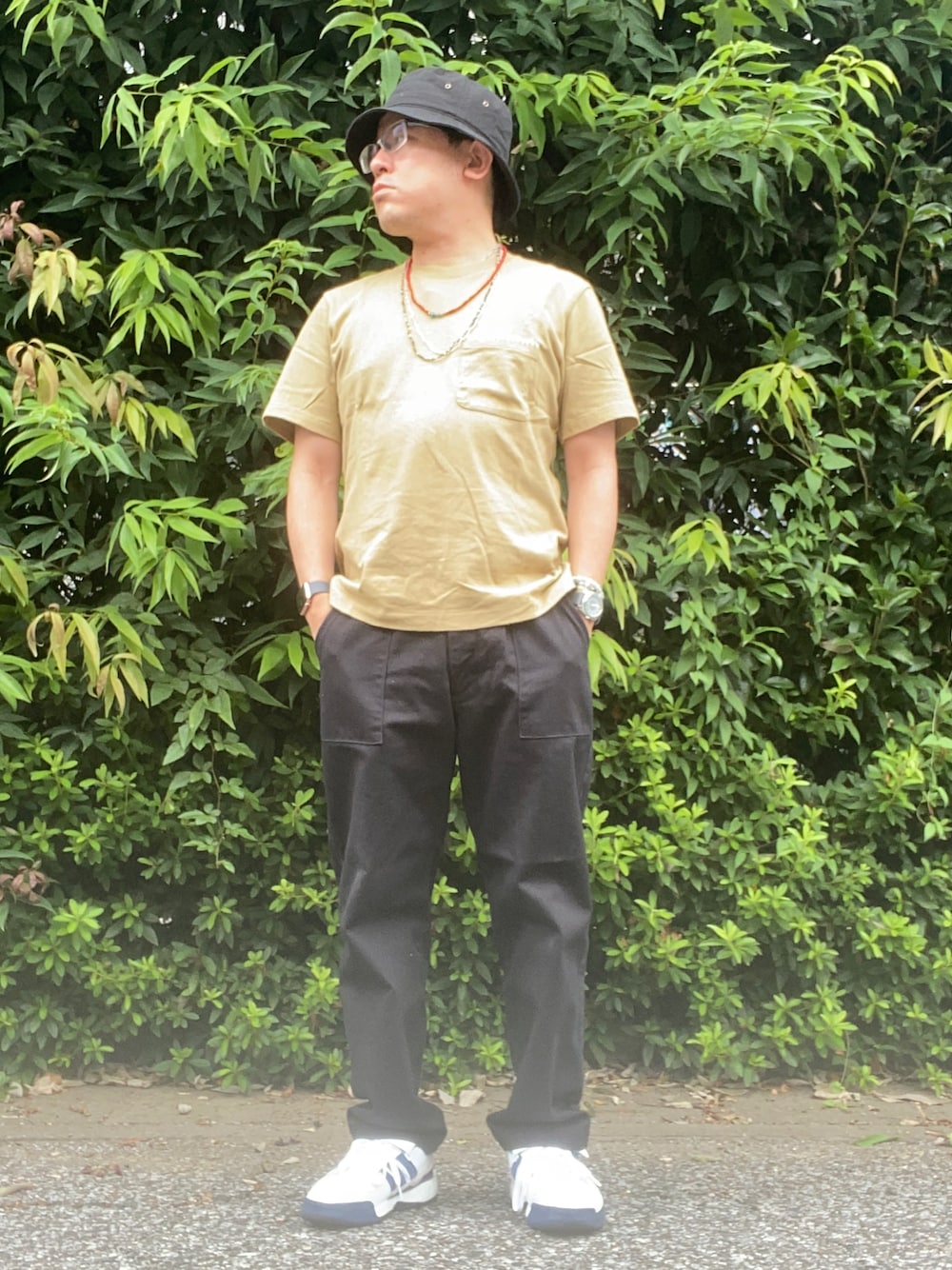 「夏コーデ、夏だ！Tシャツ着よう！、夏のTシャツフェス、JW Anderson x UNIQLO、ベイカーパンツ、真夏のアクティブスタイル、adidas、HUMAN MADE、フォーラム、forum、ビーズネックレス、アクセじゃら付け、バケットハット、ビッグシルエット、スニーカーコーデ」｜「UNIQLOのアイテム（Tシャツ/カットソー、ベージュ系）」を使った、melOnさん（メンズ・173cm）の夏コーディネートの1枚目の写真