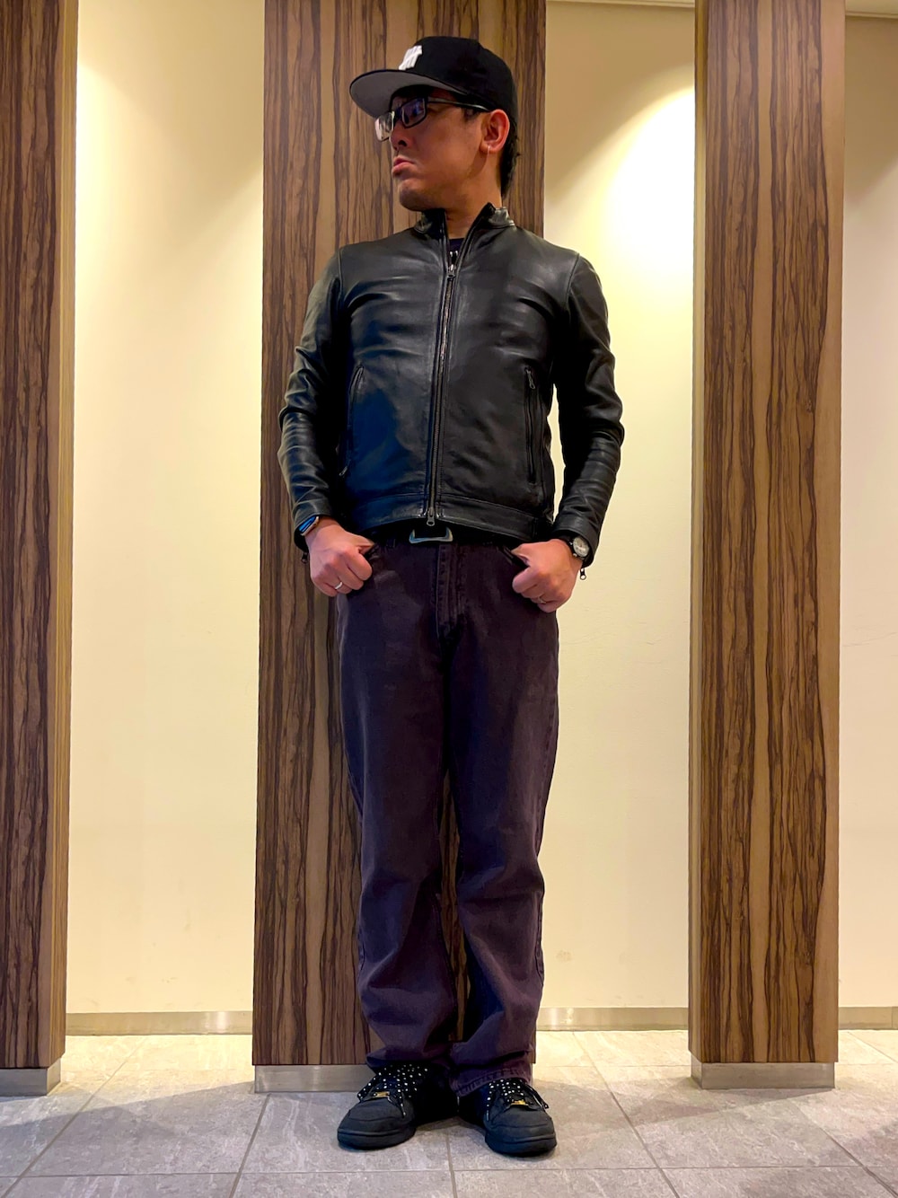 「春コーデ、レザージャケット、ライダースジャケット、ロンT、レイヤードスタイル、ワイドパンツ、キャップ、シルバーアクセサリー、ダンク、dunk、ワントーンコーデ、オールブラック、デニム、Levi's、ストリート」｜「NIKEのアイテム（スニーカー、ブラック系）」を使った、melOnさん（メンズ・173cm）の春コーディネートの1枚目の写真