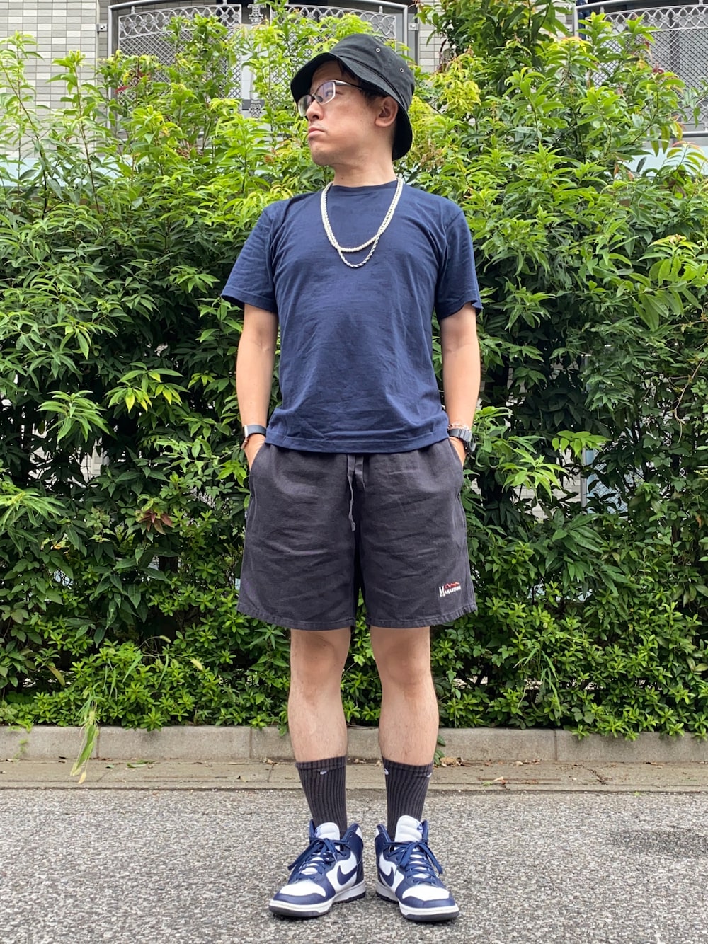 「アツいコーデ全部見せ、夏コーデ、Tシャツ、スニーカー、ダンク、dunk、ハーフパンツ、デニム、無地T、夏だ！Tシャツ着よう！、ラフコーデ、シンプルコーデ、ロングネックレス、ワントーンコーデ、バケットハット」｜「HANESのHanes/へインズ BEEFY/ビーフィー 無地 クルーネック 半袖Tシャツ/パックT（Tシャツ/カットソー、ブラック系）」を使った、melOnさん（メンズ・173cm）の夏コーディネートの1枚目の写真
