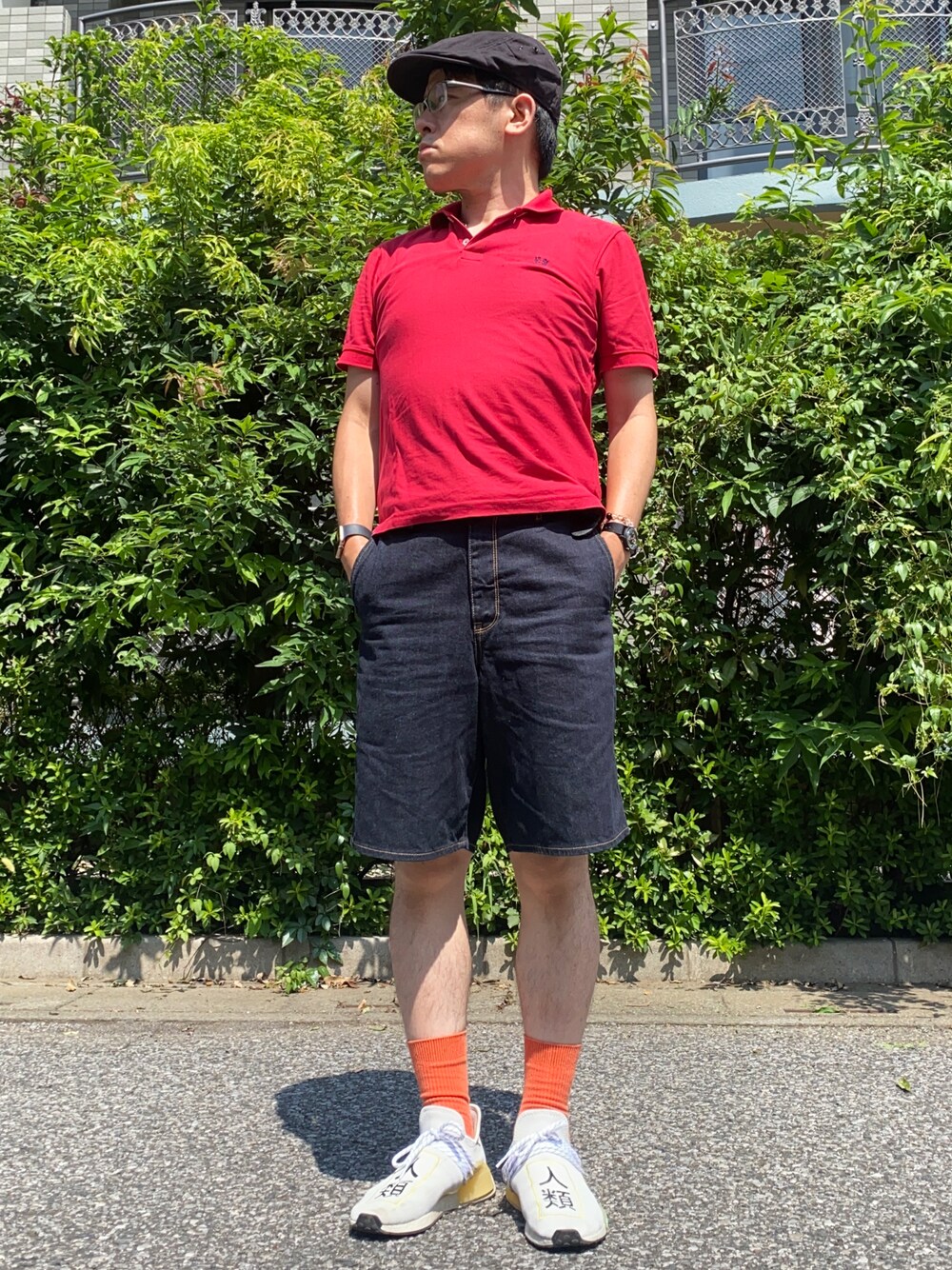 「夏コーデ、タイトシルエット、きれいめカジュアル、モードストリート、NMD、スニーカー、ファレル・ウィリアムズ、キャスケット、ポロシャツ、デニム、ハーフパンツ、大人カジュアル、シルバーアクセサリー、シンプルコーデ、スケータースタイル」｜「McGREGORのコットン鹿の子ベーシック半袖ポロシャツ（ポロシャツ、レッド系）」を使った、melOnさん（メンズ・173cm）の夏コーディネートの1枚目の写真