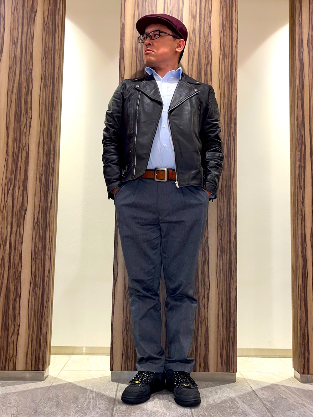 「冬アウター、冬コーデ、レザージャケット、ベレー帽、チノパン、スニーカー、ダンク、dunk、シルバーアクセサリー、シャツスタイル、トラッド、大人カジュアル、革ジャン、ライダース、ブリティッシュ」｜「NIKEのアイテム（スニーカー、ブラック系）」を使った、melOnさん（メンズ・173cm）の秋コーディネートの1枚目の写真