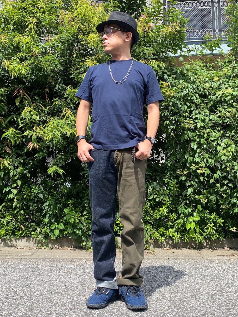 「秋服まるっと大公開、秋服準備はじめました、休日スタイル、デニム、Tシャツ×デニム、無地T、ストリート、児島ジーンズ、デニムフェス2023、スニーカー、CRAIG GREEN、adidas、中折れハット、ビーズネックレス、アメカジ」｜「HANESのHanes ビーフィー ヘビーオンス クルーネック ショートスリーブ Ｔシャツ H5180（Tシャツ/カットソー、ブルー系）」を使った、melOnさん（メンズ・173cm）の秋コーディネートの1枚目の写真