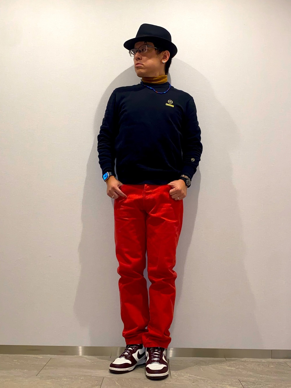 「冬コーデ、レイヤードスタイル、スウエット、デニム、カラーデニム、スニーカー、dunk、ダンク、タートルネック、ビーズネックレス、中折れハット、きれいめカジュアル、ストレートデニム、シンプルコーデ、差し色(赤)」｜「SUGAR CANEのアイテム（デニムパンツ、レッド系）」を使った、melOnさん（メンズ・173cm）の冬コーディネートの1枚目の写真