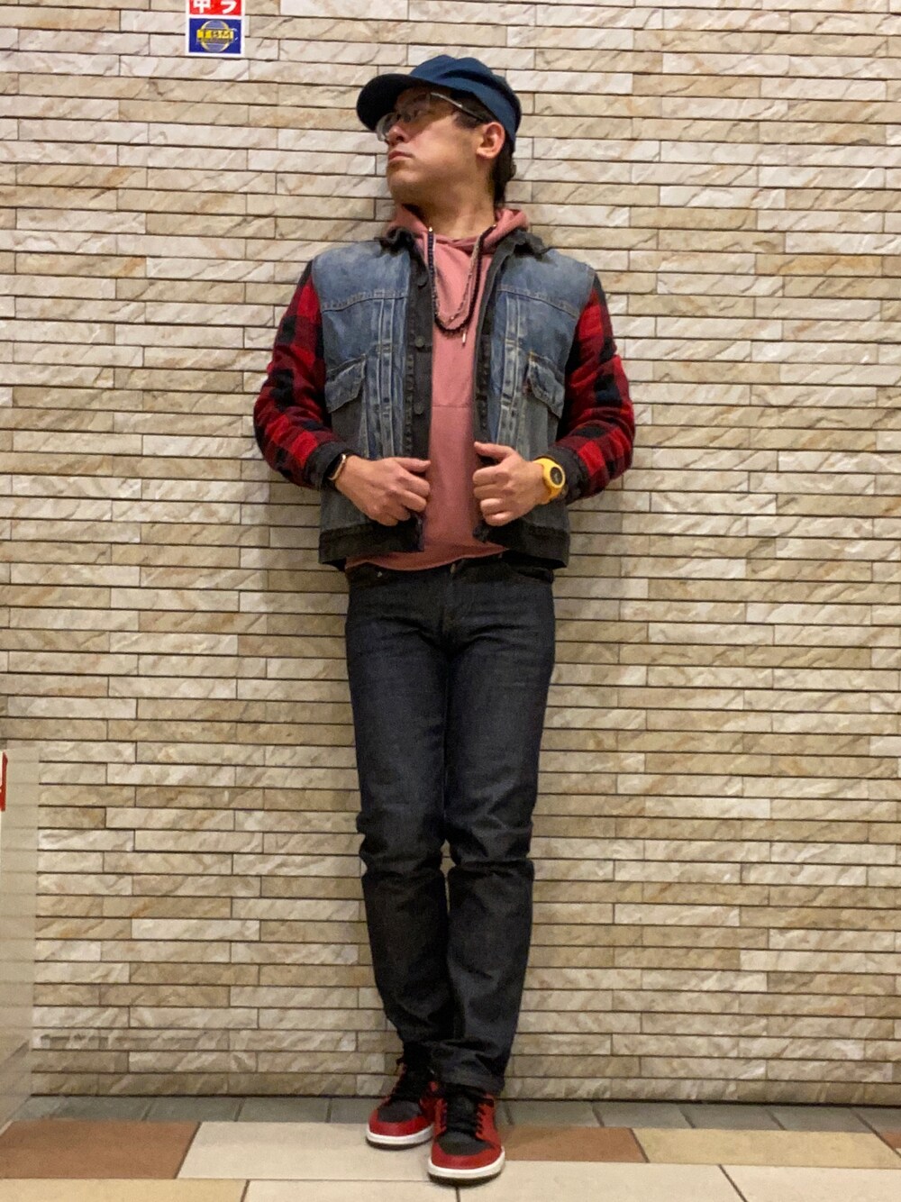 「休日スタイル、冬コーデ、アメカジ、チェック柄、デニムオンデニム、児島ジーンズ、Levi's、エアジョーダン、AIR JORDAN、jordan1、差し色(赤)、ビーズネックレス、キャップ、テーパードデニム、ストリート」｜「THE SHOP TK の◆トランスワッフルフード付長袖カットソー（パーカー、レッド系）」を使った、melOnさん（メンズ・173cm）の冬コーディネートの1枚目の写真